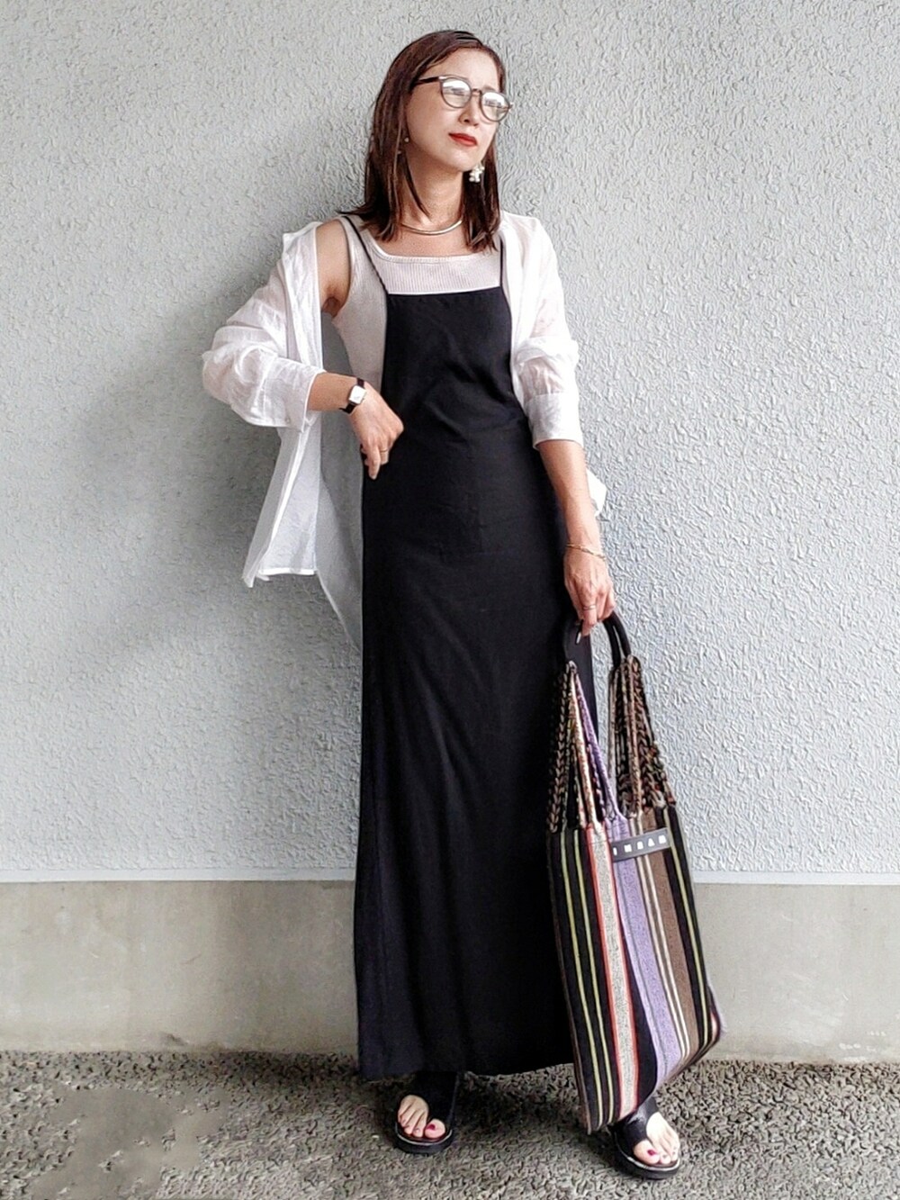 ホワイト系のシャツ/ブラウス、ブラック系のワンピース、パープル系のバッグを着用したレディースの夏コーディネートの3枚目の写真