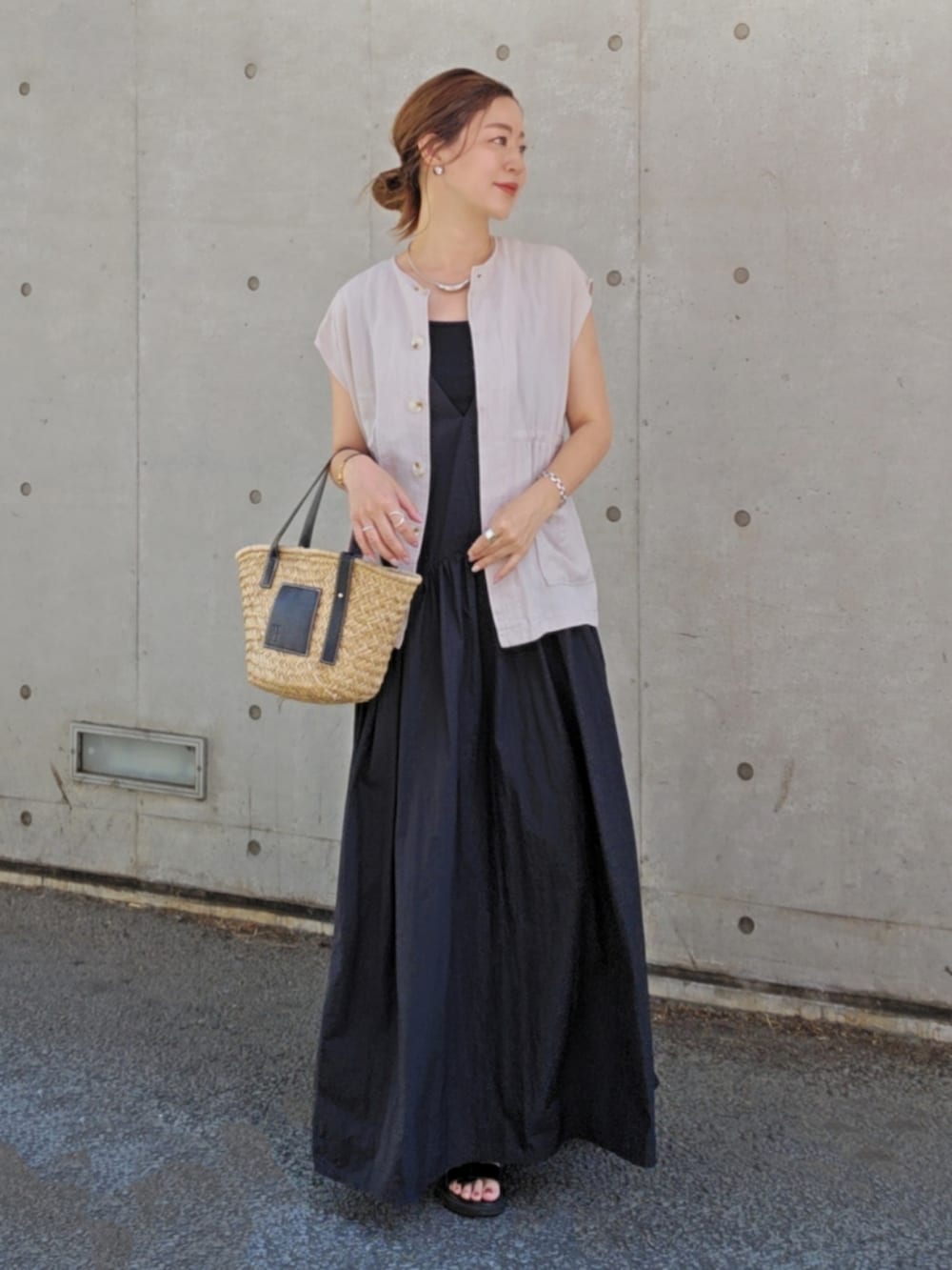 ブラック系のワンピースを着用したレディースの夏コーディネートの2枚目の写真