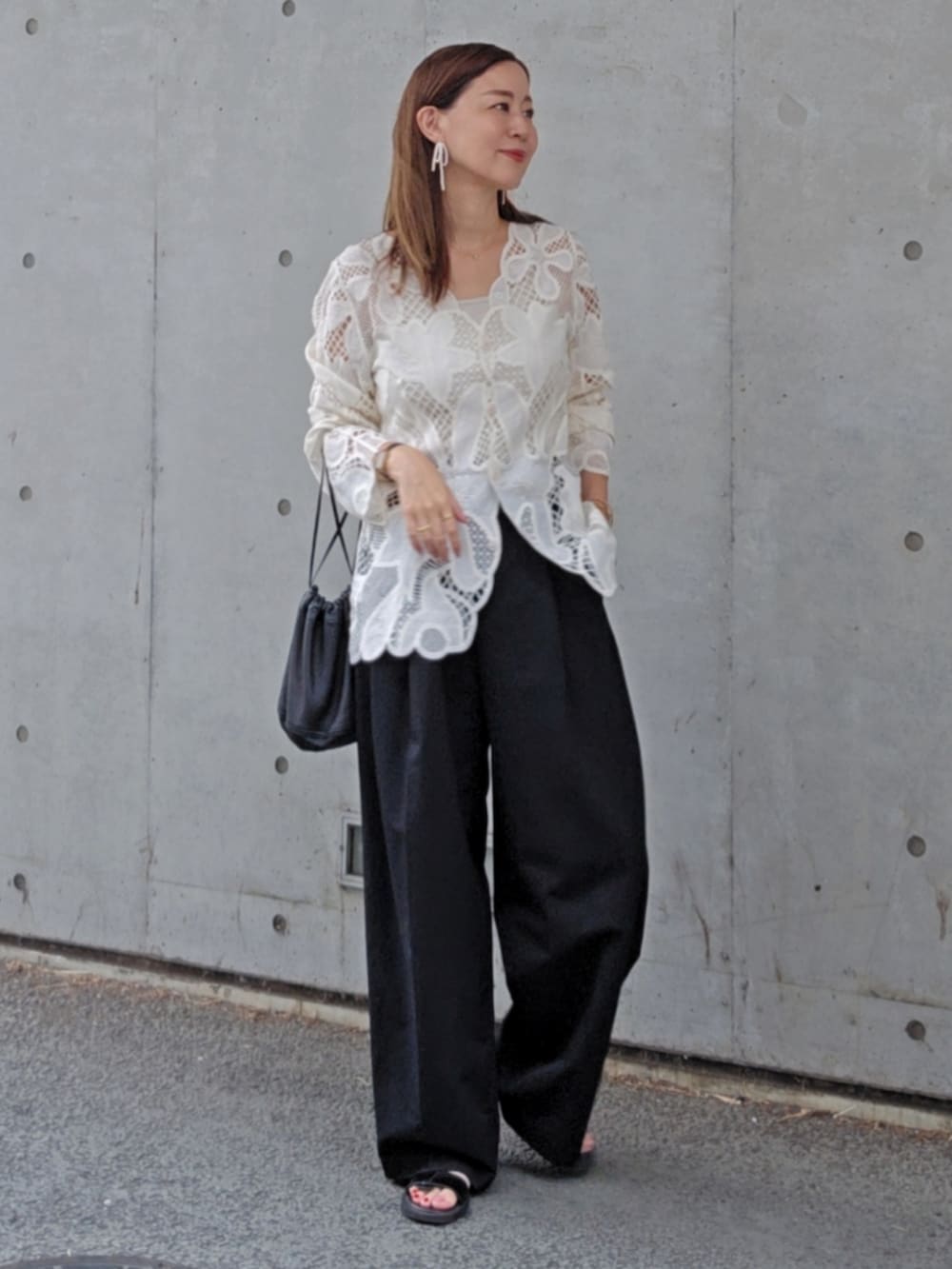 ホワイト系のシャツ/ブラウス、ブラック系のスラックスを着用したレディースの夏コーディネートの3枚目の写真