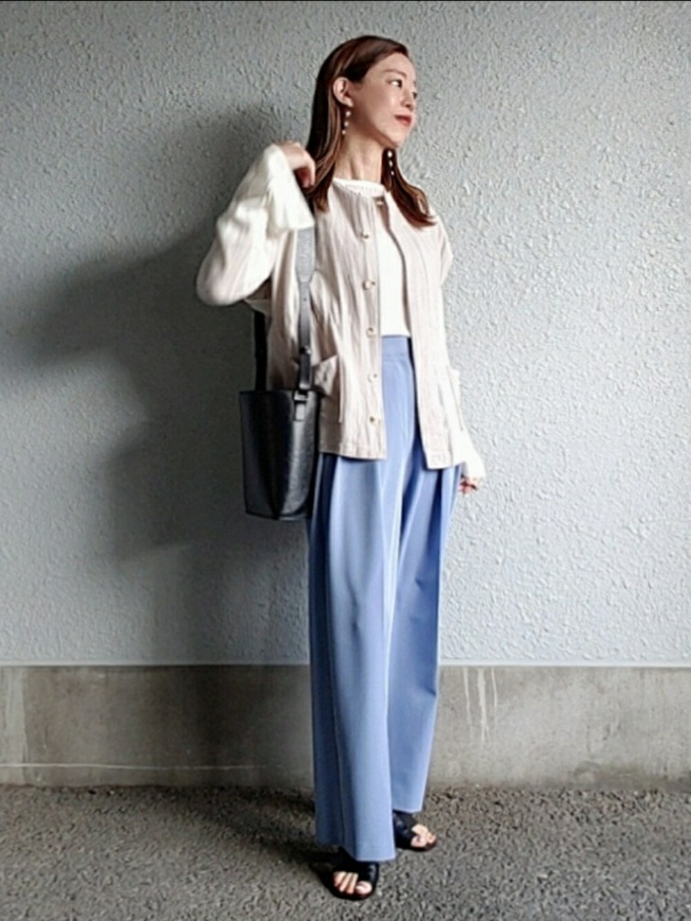 ブラック系のサンダル、ホワイト系のニット/セーター、ブルー系のその他パンツを着用したレディースの夏コーディネートの3枚目の写真