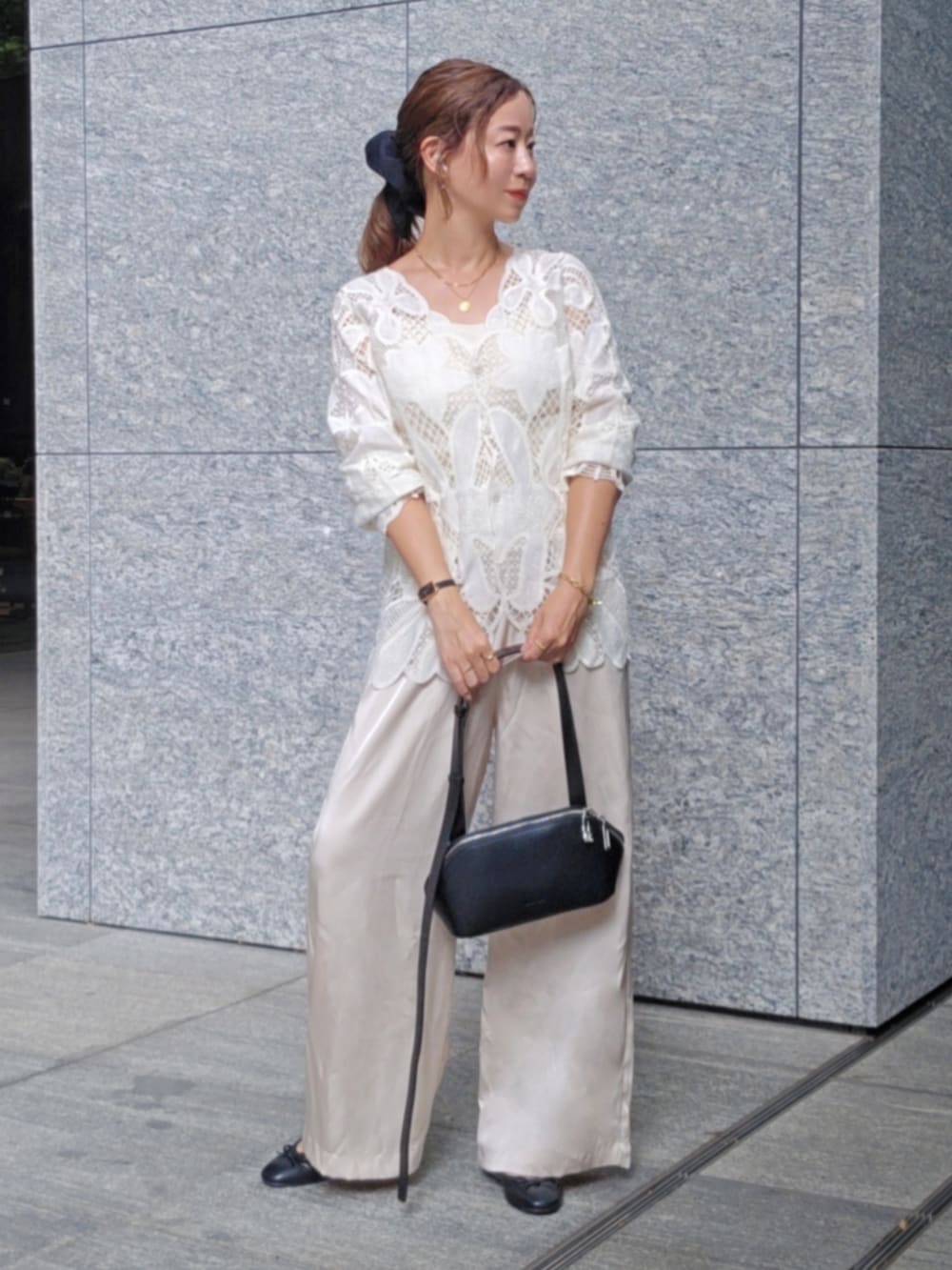 ホワイト系のシャツ/ブラウス、ブラック系のパンプス、ブラック系のショルダーバッグを着用したレディースの秋コーディネートの2枚目の写真