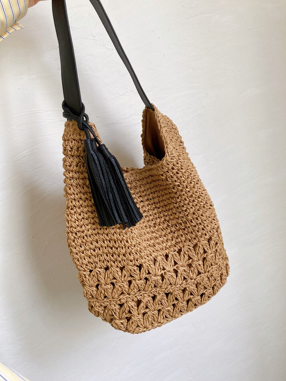 イエロー系のシャツ/ブラウス、ブラック系のスカート、グレー系のパンプスを着用したレディースの春コーディネートの2枚目の写真