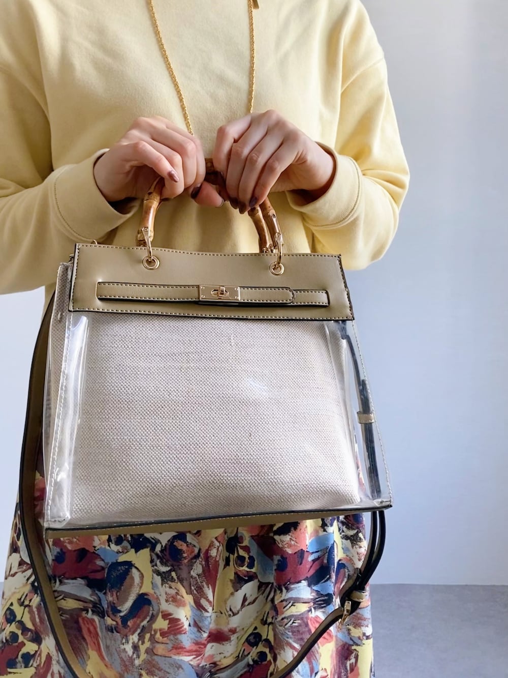 「春服デビュー宣言、春カラー、着回しコーデ、パステル映える春、春服みてみて、花柄スカート、ティアードスカート、スウェット、きれいめカジュアル、高身長女子、骨格ウェーブ、推し活、PVC、ビニールバック、ニューバランス996」｜「MIAN のバンブーハンドル2wayクリアハンドバッグ（ハンドバッグ、グリーン系）」を使った、nobuさん（レディース・170cm）の春コーディネートの3枚目の写真