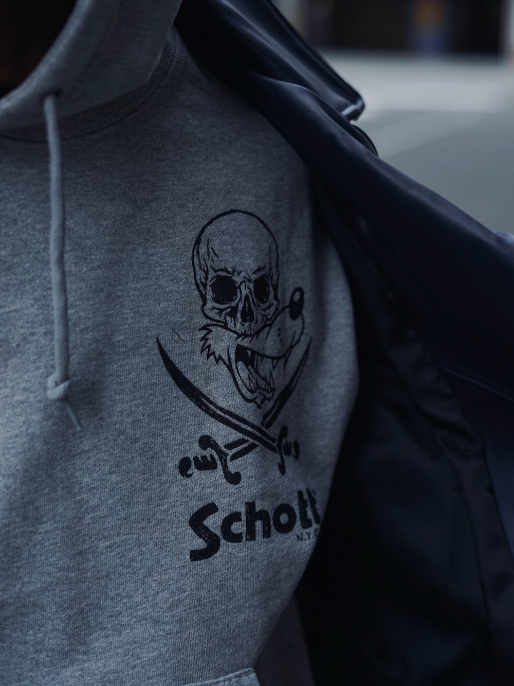 ブラック系のキャップを着用したメンズの冬コーディネートの3枚目の写真