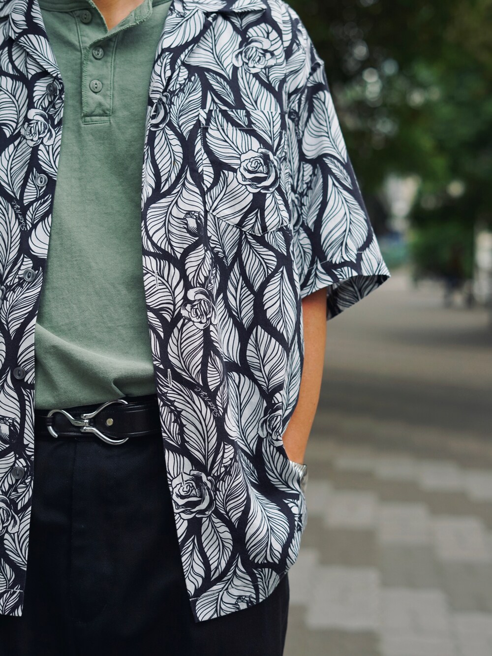 ホワイト系のシャツ/ブラウス、グリーン系のTシャツ/カットソー、ブラック系のチノパンツを着用したメンズの春コーディネートの3枚目の写真