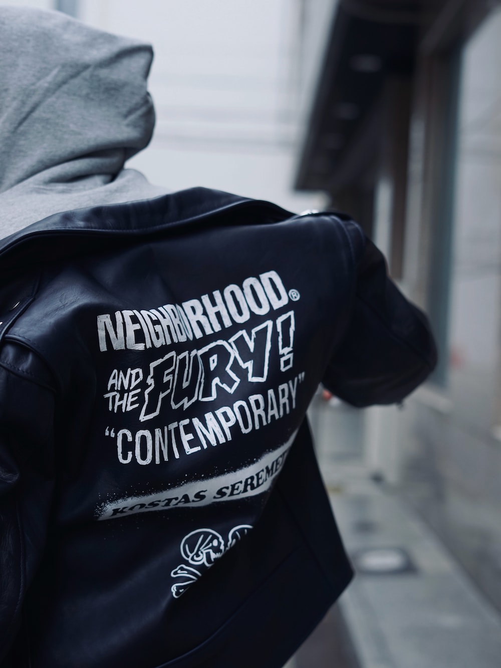 ブラック系のキャップを着用したメンズの冬コーディネートの4枚目の写真