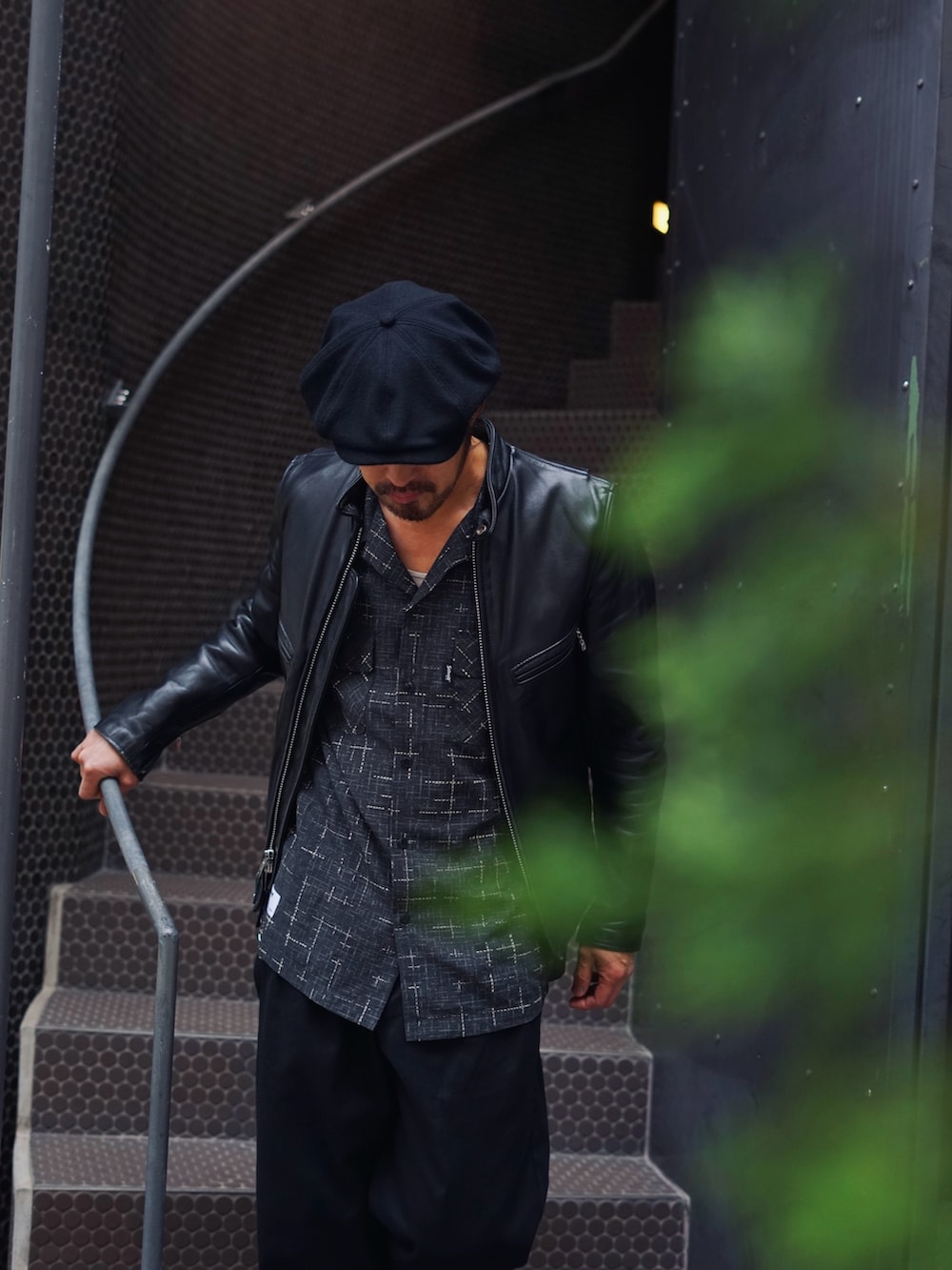 ブラック系のライダースジャケット、ブラック系のシャツ/ブラウス、ブラック系のチノパンツを着用したメンズの春コーディネートの2枚目の写真