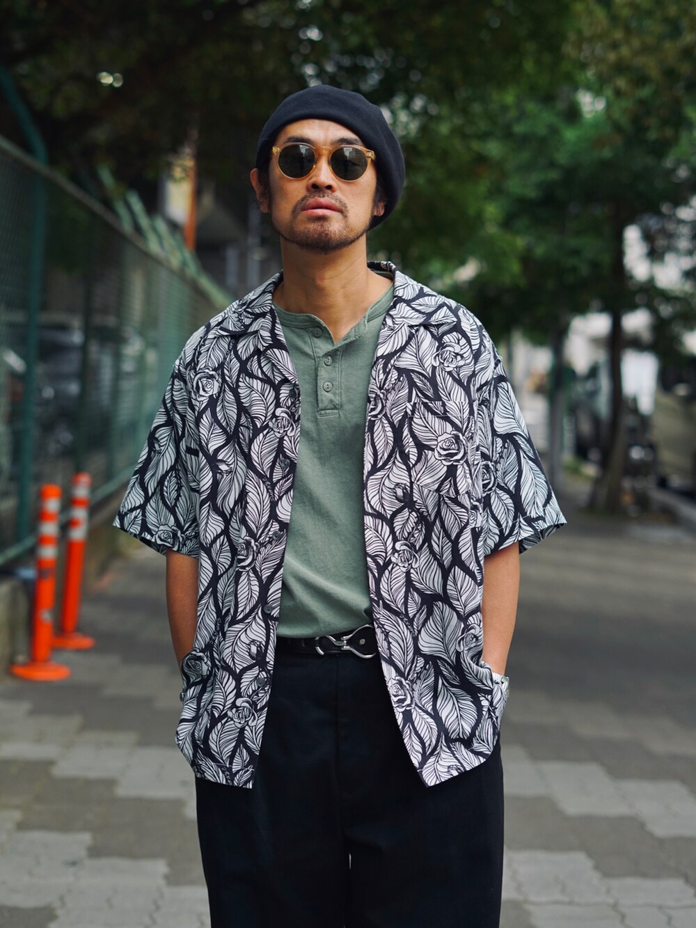 ホワイト系のシャツ/ブラウス、グリーン系のTシャツ/カットソー、ブラック系のチノパンツを着用したメンズの春コーディネートの2枚目の写真