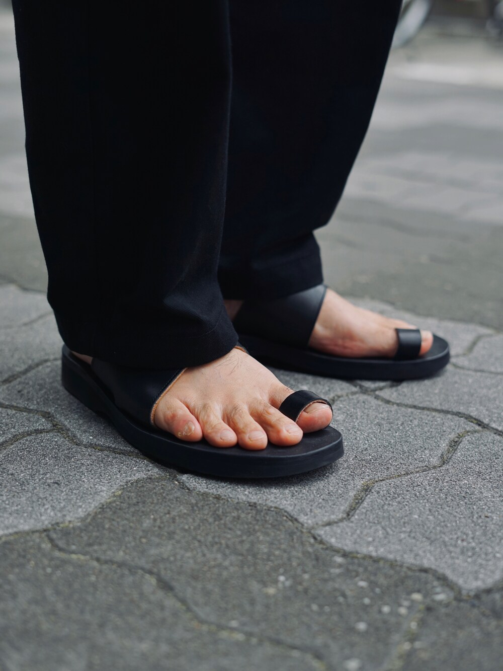 ホワイト系のシャツ/ブラウス、グリーン系のTシャツ/カットソー、ブラック系のチノパンツを着用したメンズの春コーディネートの4枚目の写真