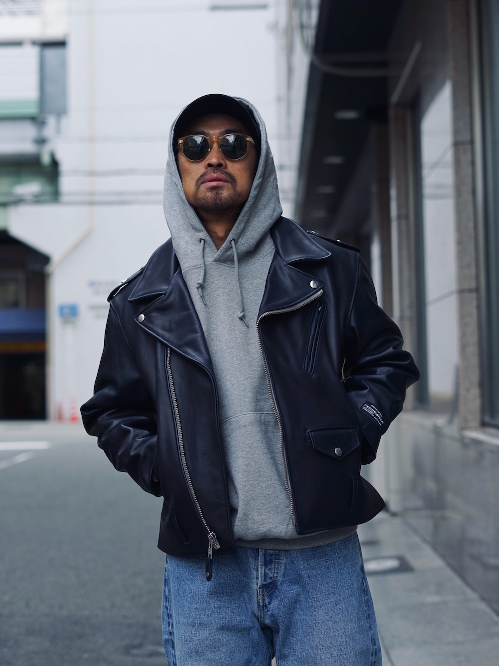 ブラック系のキャップを着用したメンズの冬コーディネートの2枚目の写真