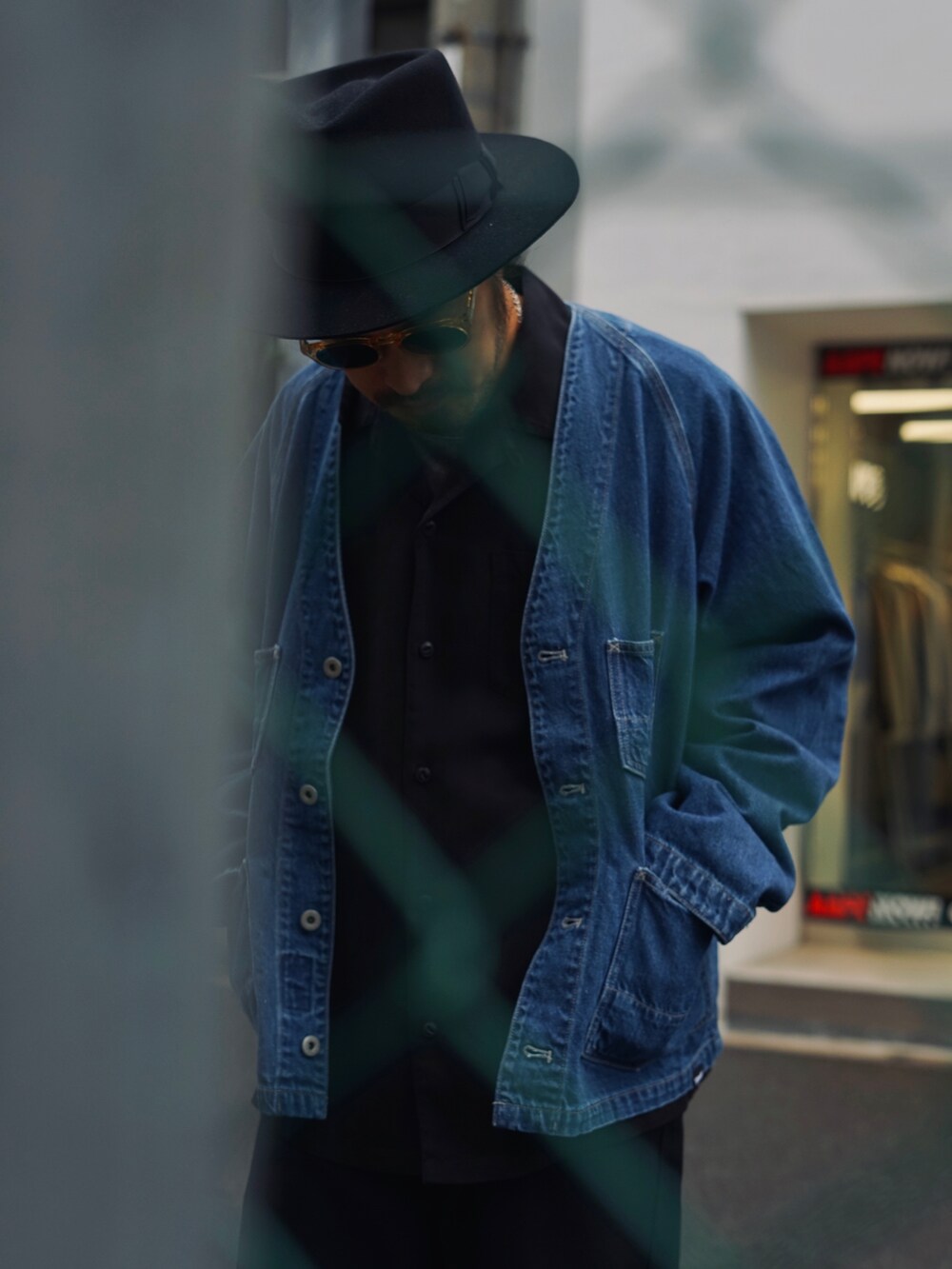 ブルー系のデニムジャケット、ブラック系のシャツ/ブラウスを着用したメンズの冬コーディネートの3枚目の写真