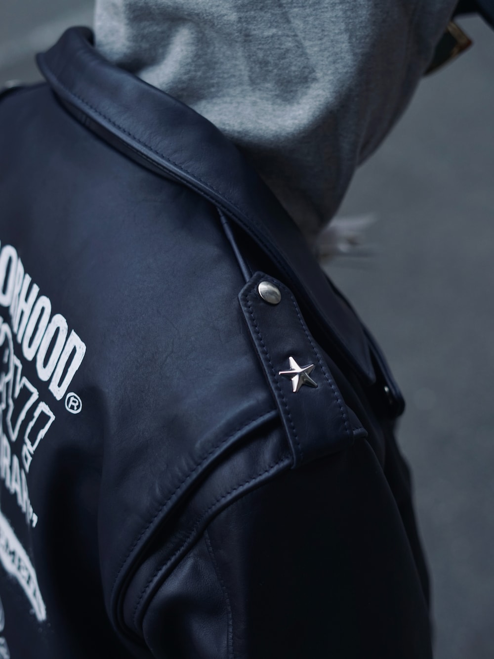 ブラック系のキャップを着用したメンズの冬コーディネートの5枚目の写真