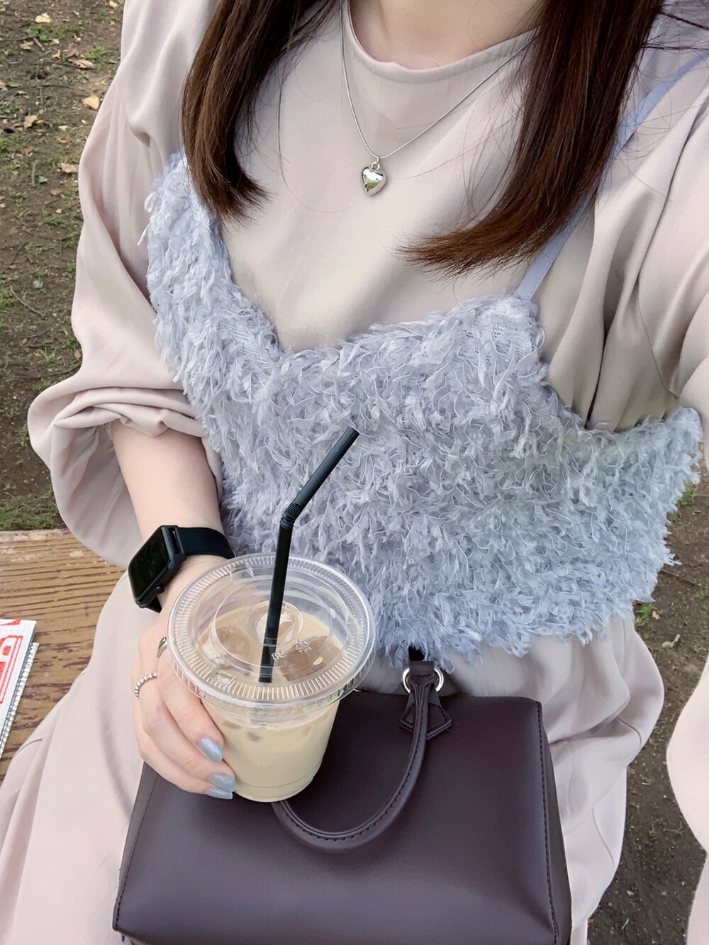 グレー系のキャミソール、ブラウン系のボストンバッグ、ブラウン系のキャップを着用したレディースの春コーディネートの3枚目の写真