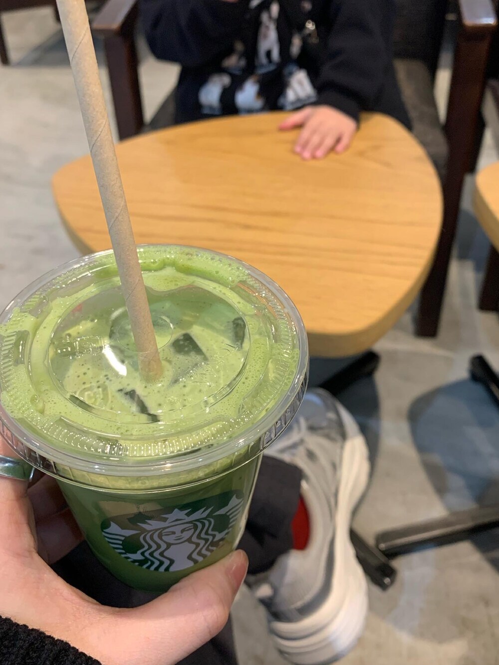 グレー系のその他パンツを着用したレディースの冬コーディネートの3枚目の写真