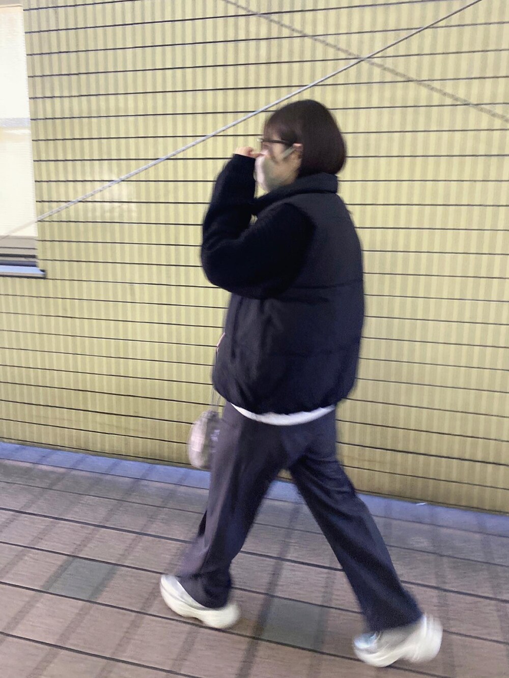 グレー系のその他パンツを着用したレディースの冬コーディネートの2枚目の写真