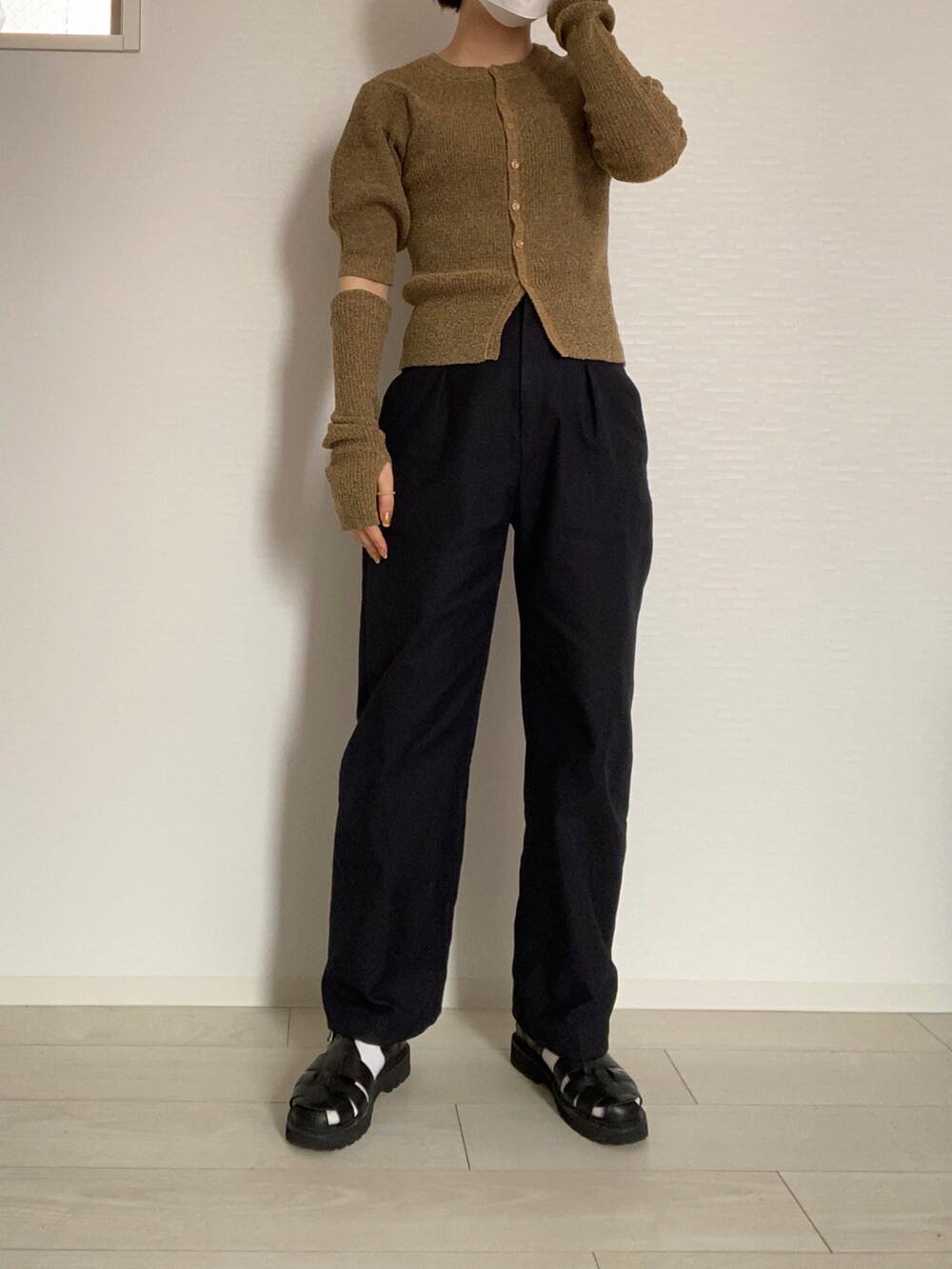 「春服、カジュアルコーデ、休日スタイル、カーディガン、パンツスタイル、レイヤードスタイル、グルカサンダル、チノパン、春コーデ」｜「PLSTのアイテム（チノパンツ、ブルー系）」を使った、maさん（レディース・161cm）の春コーディネートの2枚目の写真