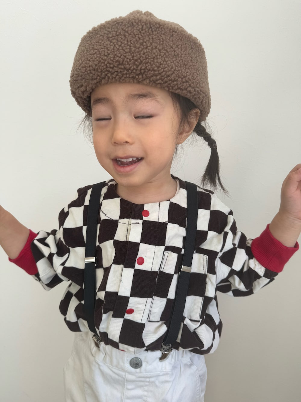 ブラック系のシャツ/ブラウス、ホワイト系のその他パンツ、ブラック系のサスペンダーを着用したキッズの冬コーディネートの2枚目の写真