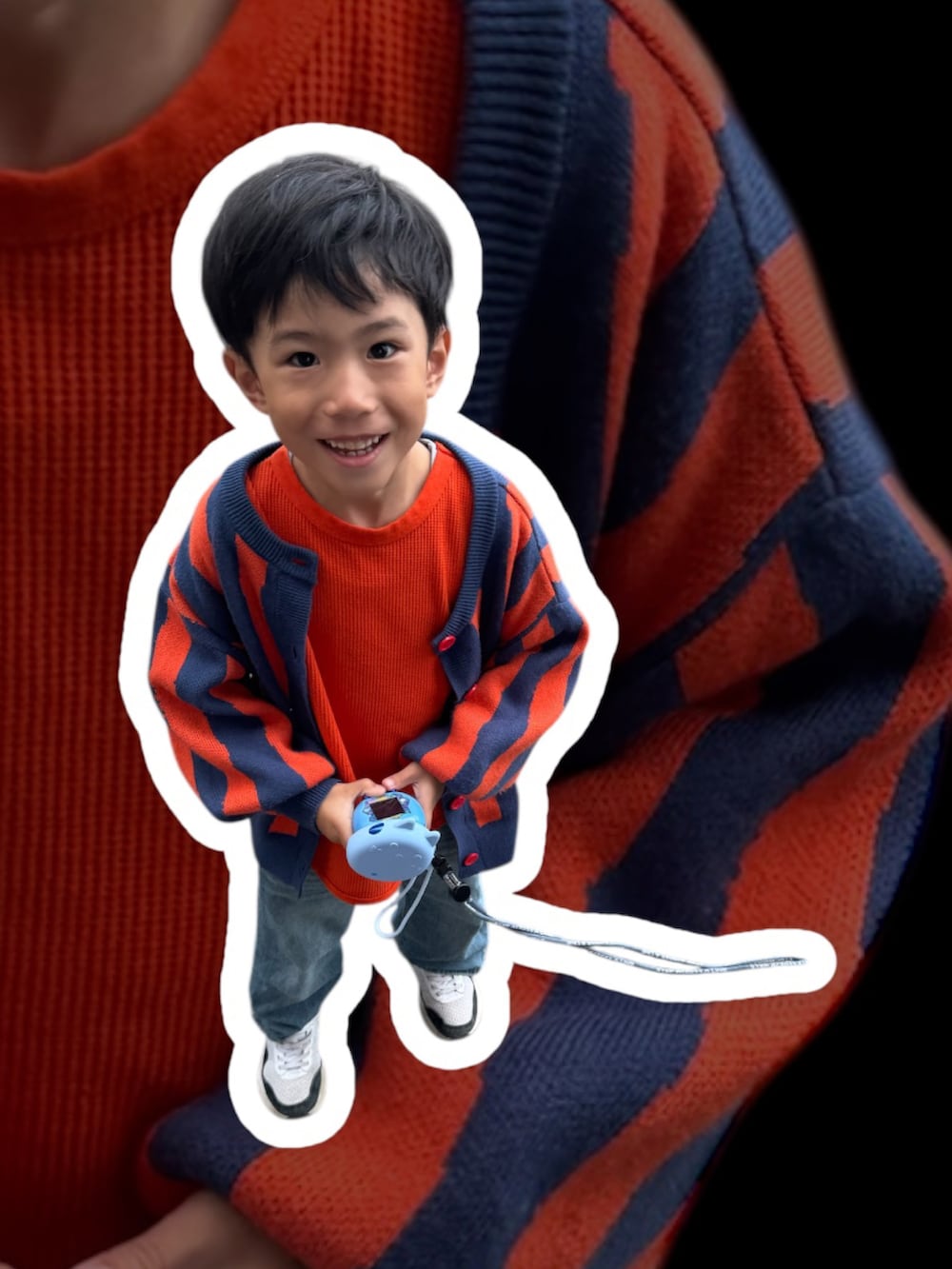 オレンジ系のTシャツ/カットソー、ホワイト系のスニーカー、ブルー系のカーディガン/ボレロを着用したキッズの秋コーディネートの2枚目の写真