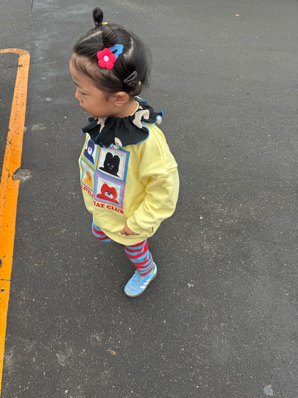 イエロー系のスウェット、レッド系のスウェット、ブルー系のスニーカーを着用したキッズの秋コーディネートの2枚目の写真