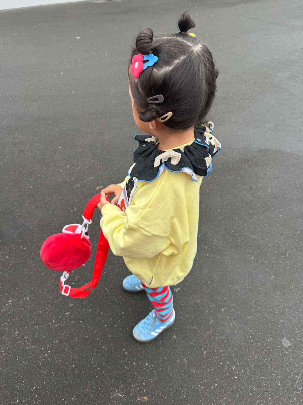 イエロー系のスウェット、レッド系のスウェット、ブルー系のスニーカーを着用したキッズの秋コーディネートの3枚目の写真