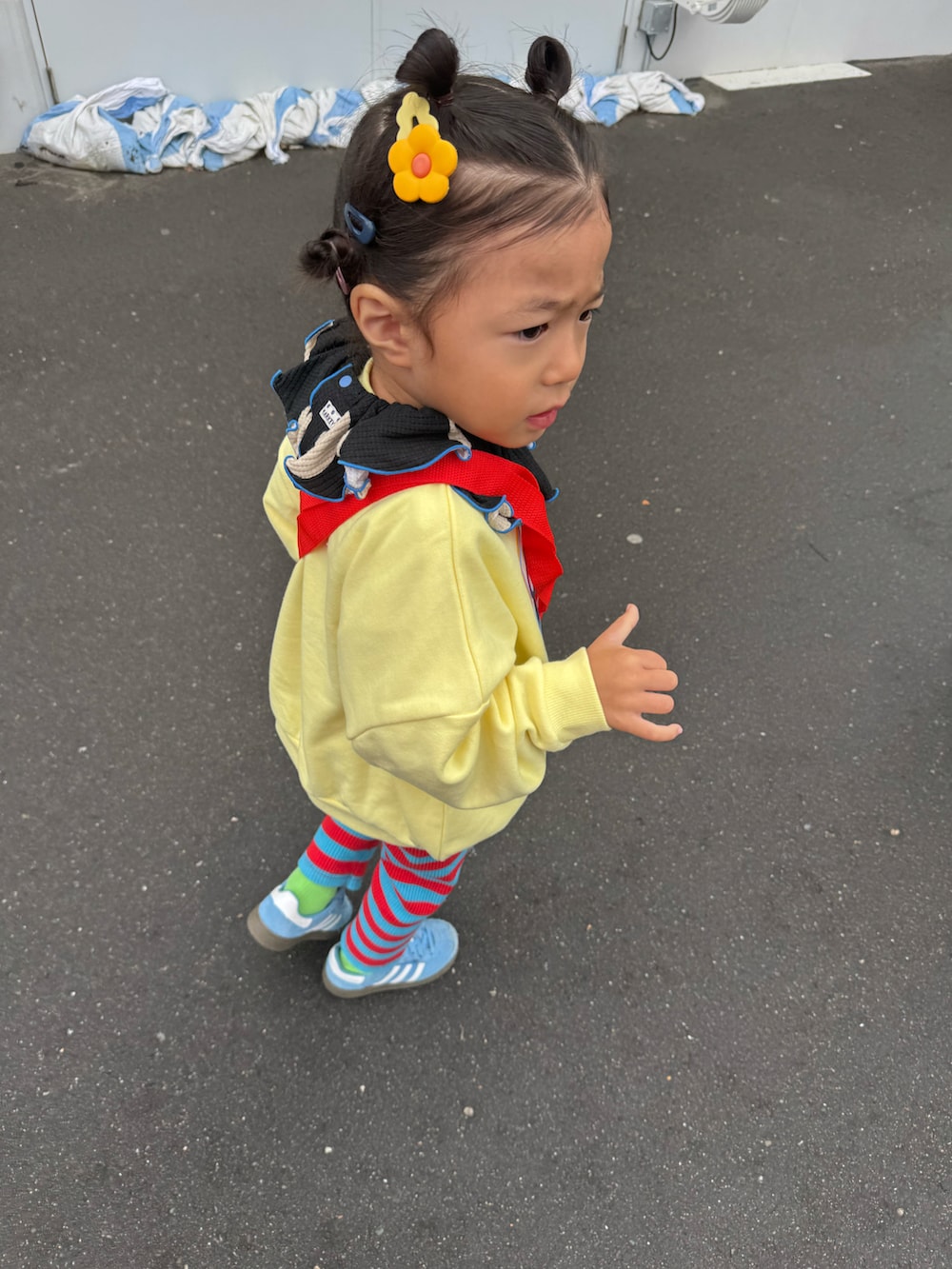 イエロー系のスウェット、レッド系のスウェット、ブルー系のスニーカーを着用したキッズの秋コーディネートの5枚目の写真