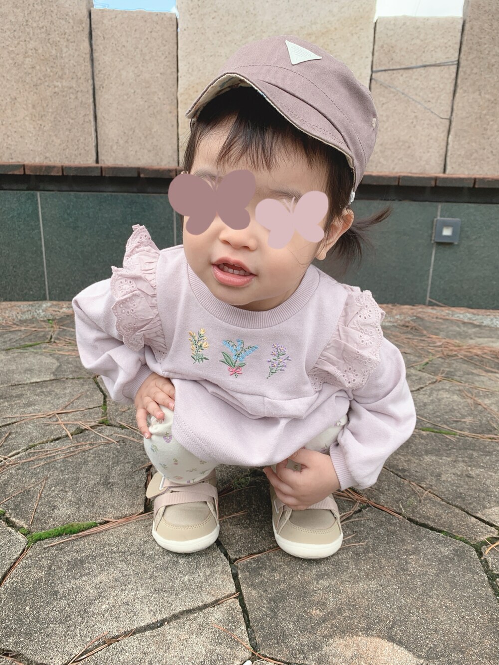 パープル系のトップス、ホワイト系のパンツ、ベージュ系のスニーカーを着用したキッズの秋コーディネートの2枚目の写真