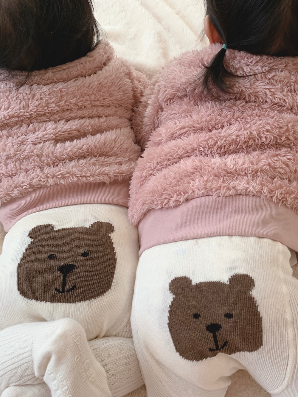 ピンク系のジャケット/アウター、ホワイト系のタイツ/ストッキングを着用したキッズの秋コーディネートの2枚目の写真