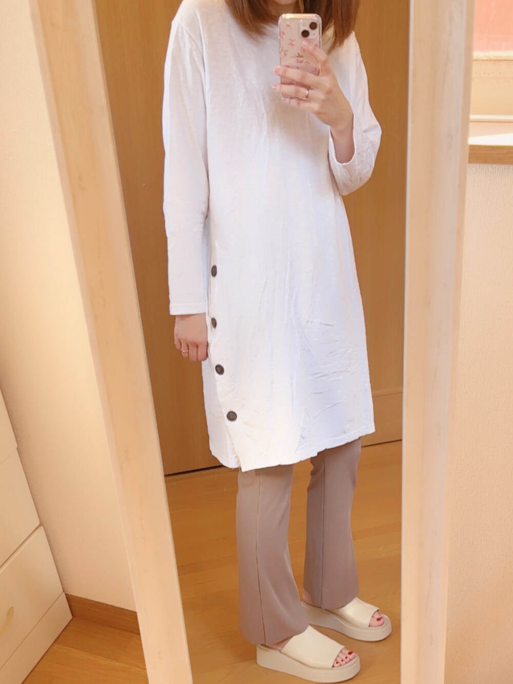 ブラウン系のその他パンツ、ホワイト系のサンダル、ホワイト系のワンピースを着用したレディースの春コーディネートの2枚目の写真