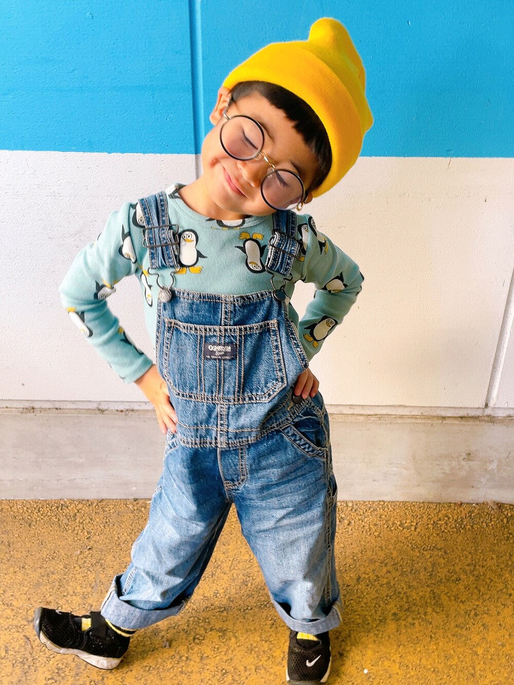 ブルー系のトップス、ブルー系のオールインワン・サロペットを着用したキッズの冬コーディネートの2枚目の写真