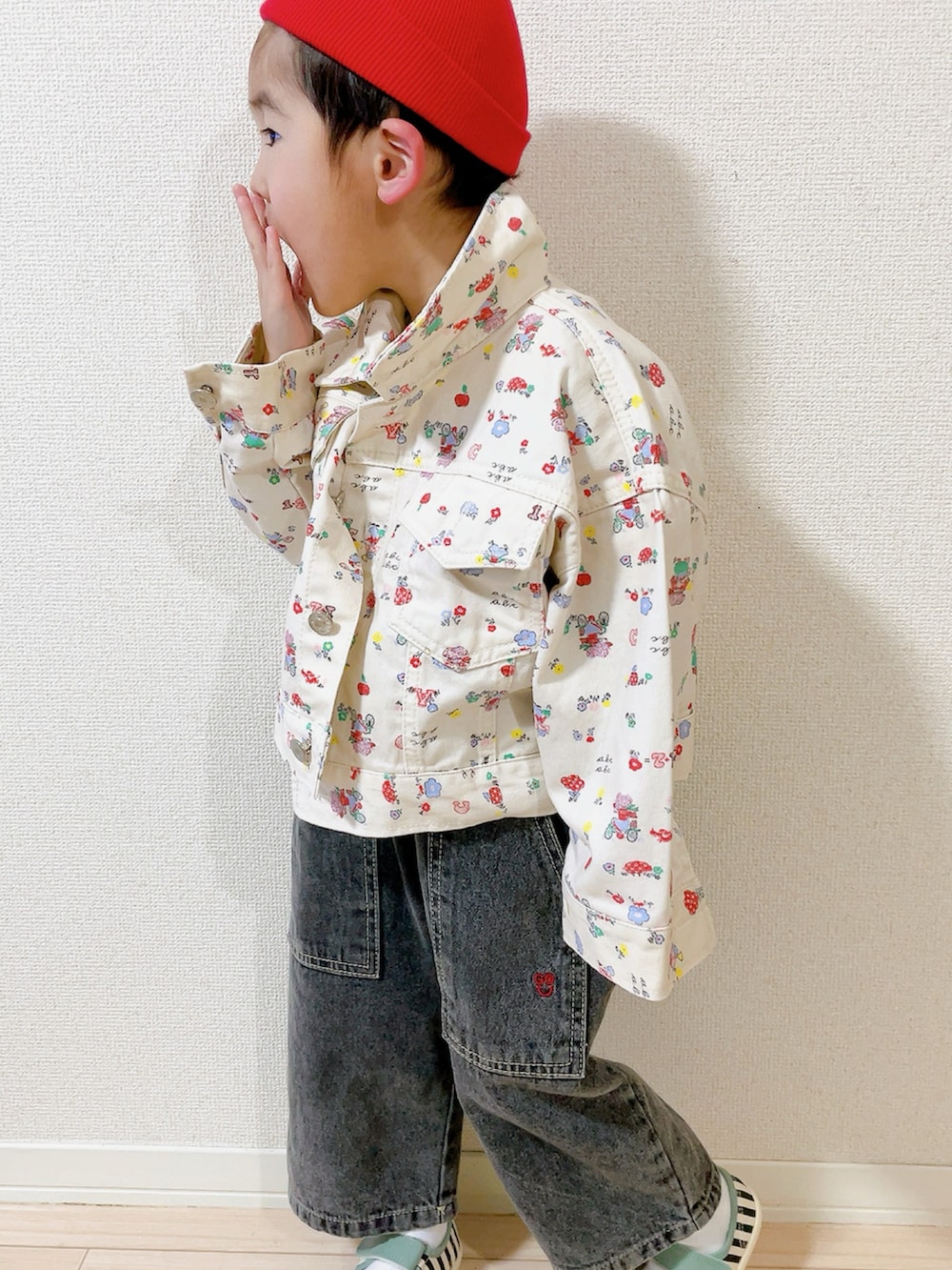 「似合うラボに行こう、男の子コーデ、Gジャン、デニムジャケット、ニット帽、デニム、サロペット、みにょコーデ、韓国子供服、春コーデ、春アウター、春服コーデ、キッズファッション、淡色コーデ、春色コーデ」｜「minyoのアイテム（デニムジャケット、ホワイト系）」を使った、みにょさん（キッズ・90cm）の冬コーディネートの3枚目の写真