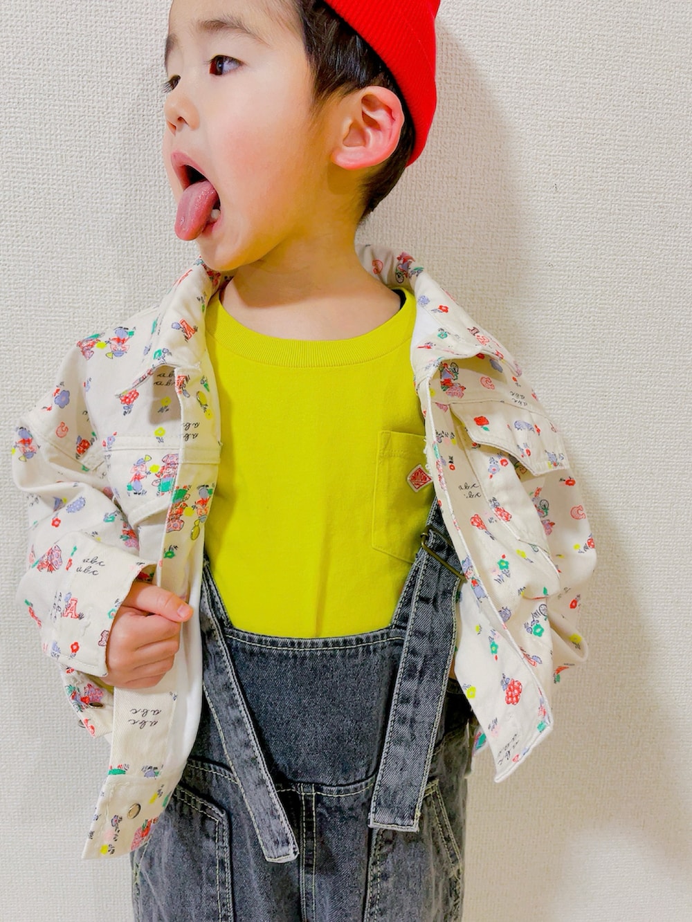 「似合うラボに行こう、男の子コーデ、Gジャン、デニムジャケット、ニット帽、デニム、サロペット、みにょコーデ、韓国子供服、春コーデ、春アウター、春服コーデ、キッズファッション、淡色コーデ、春色コーデ」｜「minyoのアイテム（デニムジャケット、ホワイト系）」を使った、みにょさん（キッズ・90cm）の冬コーディネートの2枚目の写真