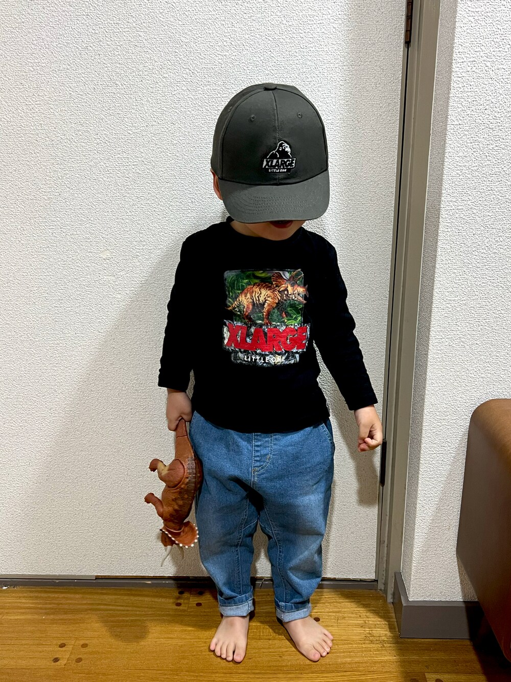 「おとこのこ、2歳11ヶ月、保育園コーデ、３歳までカウントダウン、あと2日、トリケラトプス祭り」｜「XLARGE KIDSのスランテッドOGゴリラ刺しゅう6パネルキャップ（キャップ、グレー系）」を使った、pooh❁¨̮sukeさん（キッズ・90cm）の春コーディネートの3枚目の写真