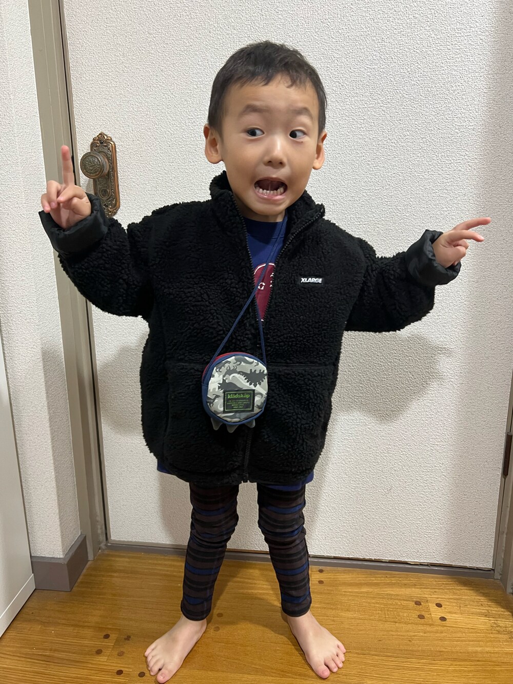 「おとこのこ、3歳8ヶ月、パパとおでかけ」｜「XLARGE KIDSの【もこもこ】ボアフリースジャケット（ブルゾン、ブラック系）」を使った、pooh❁¨̮sukeさん（キッズ・100cm）の冬コーディネートの4枚目の写真