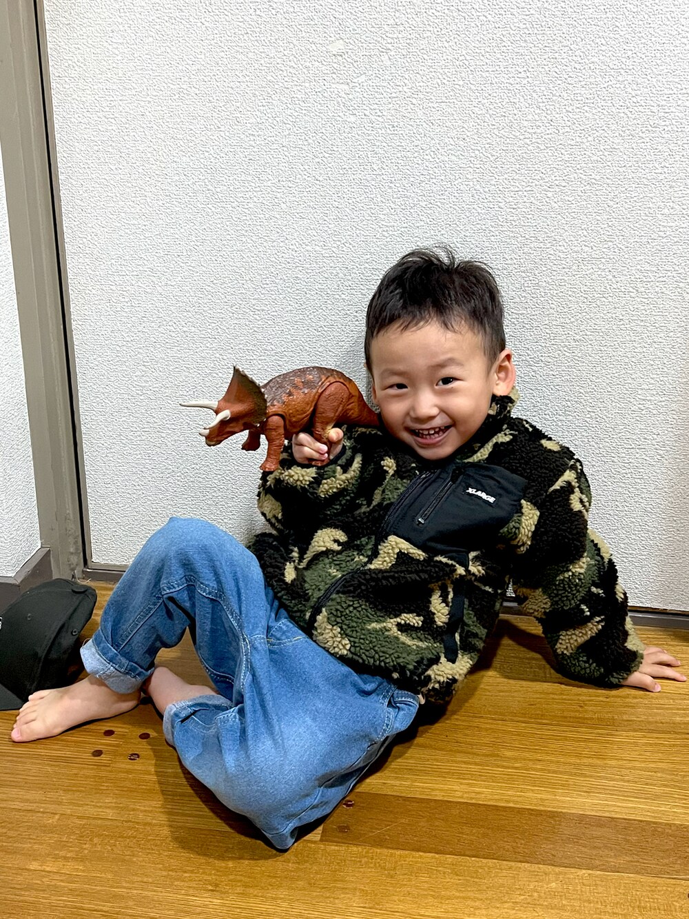 「おとこのこ、2歳11ヶ月、保育園コーデ、３歳までカウントダウン、あと2日、トリケラトプス祭り」｜「XLARGE KIDSのスランテッドOGゴリラ刺しゅう6パネルキャップ（キャップ、グレー系）」を使った、pooh❁¨̮sukeさん（キッズ・90cm）の春コーディネートの4枚目の写真