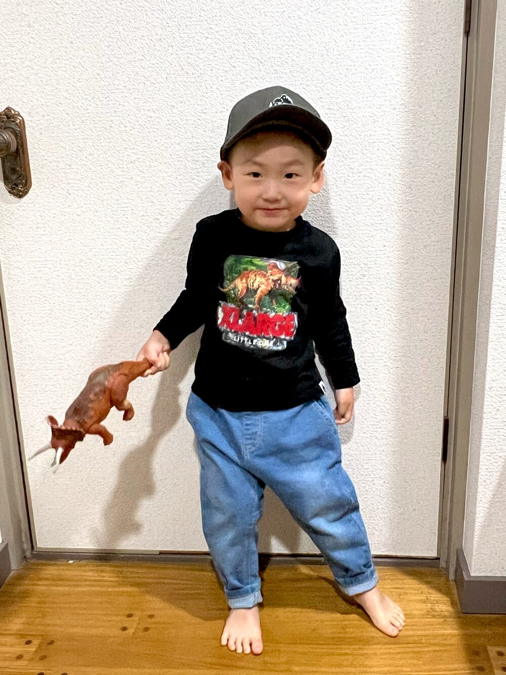 「おとこのこ、2歳11ヶ月、保育園コーデ、３歳までカウントダウン、あと2日、トリケラトプス祭り」｜「XLARGE KIDSのスランテッドOGゴリラ刺しゅう6パネルキャップ（キャップ、グレー系）」を使った、pooh❁¨̮sukeさん（キッズ・90cm）の春コーディネートの2枚目の写真