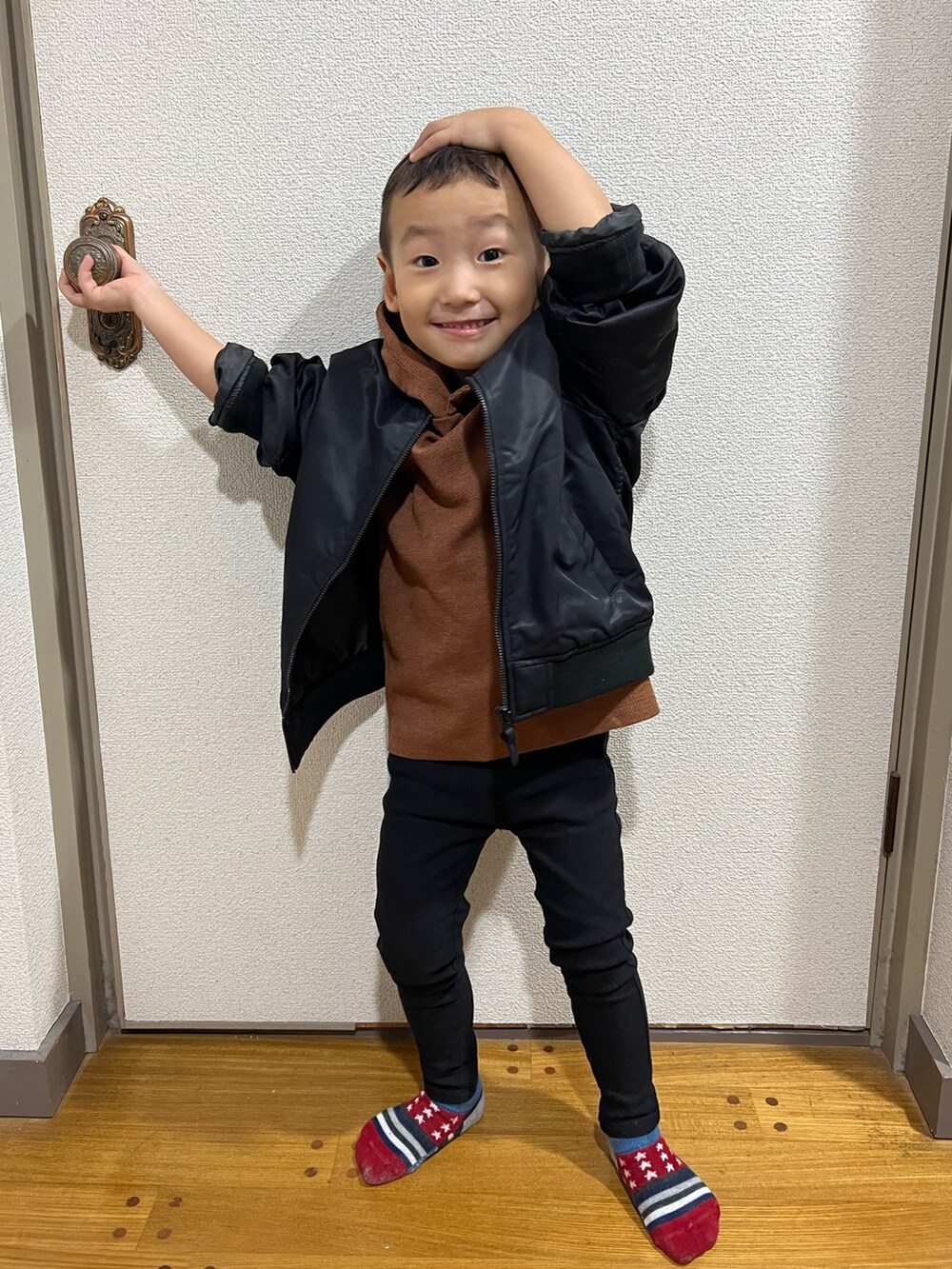 「おとこのこ、3歳7ヶ月、MA-1、恐竜大好き」｜「UNIQLOのアイテム（MA-1、ブラック系）」を使った、pooh❁¨̮sukeさん（キッズ・100cm）の秋コーディネートの2枚目の写真