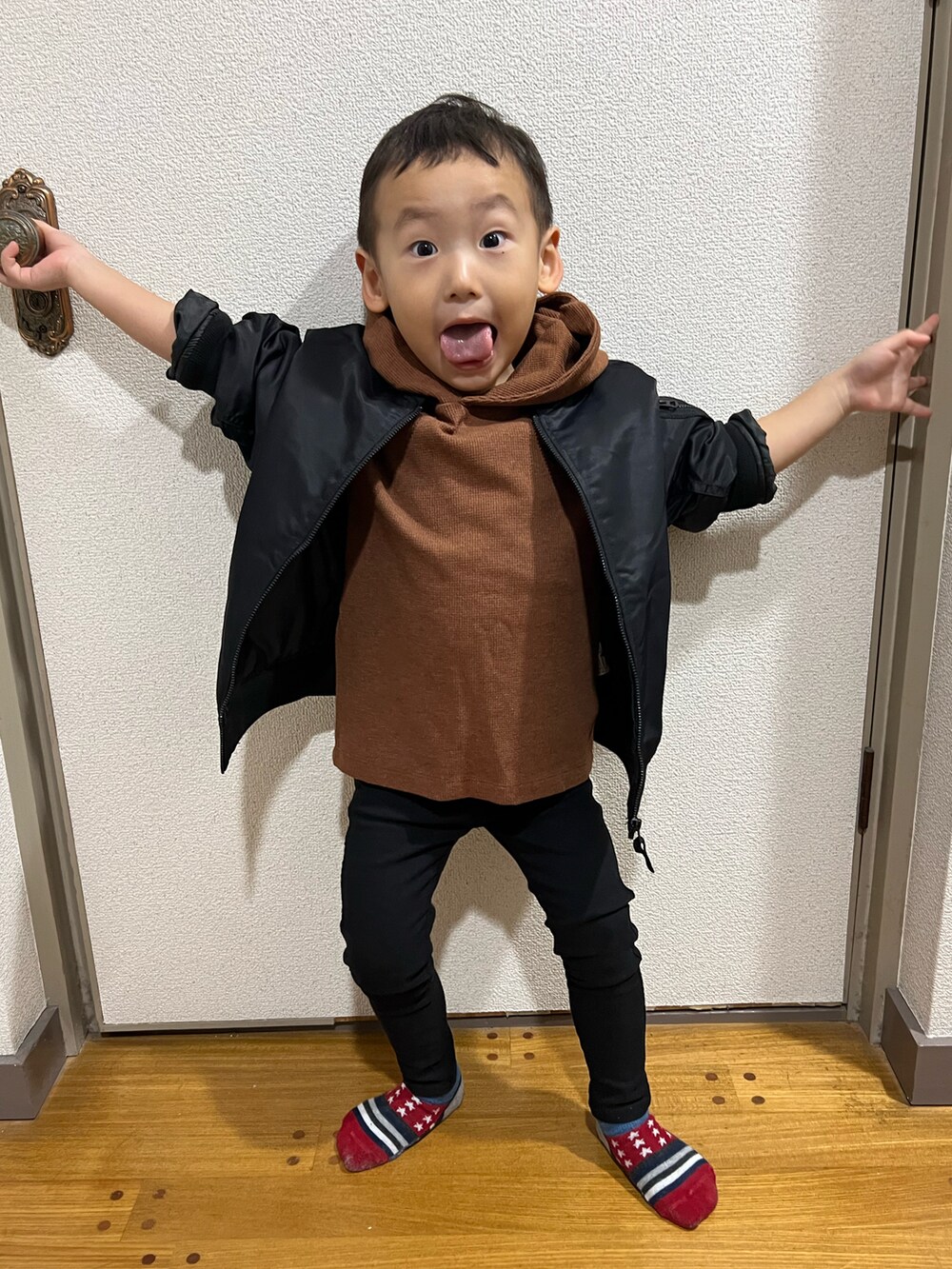 「おとこのこ、3歳7ヶ月、MA-1、恐竜大好き」｜「UNIQLOのアイテム（MA-1、ブラック系）」を使った、pooh❁¨̮sukeさん（キッズ・100cm）の秋コーディネートの3枚目の写真