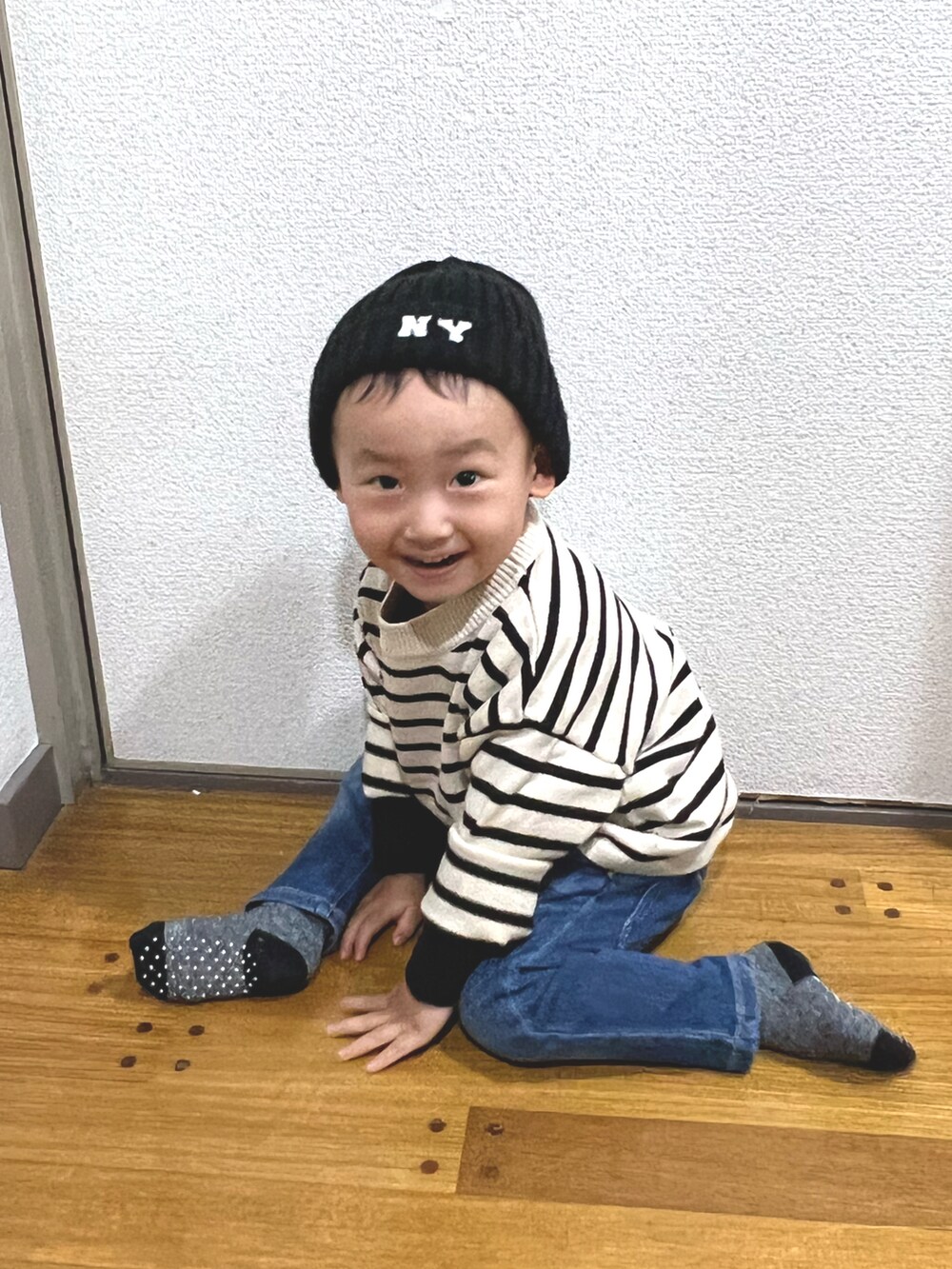 「おとこのこ、2歳11ヶ月、お休みコーデ、保育園お休み、ママ＆息子」｜「aimohaの【aimoha-KIDS-】【新作】韓国子供服 ボーダーニット風スウェット（スウェット、ブラック系）」を使った、pooh❁¨̮sukeさん（キッズ・90cm）の春コーディネートの2枚目の写真