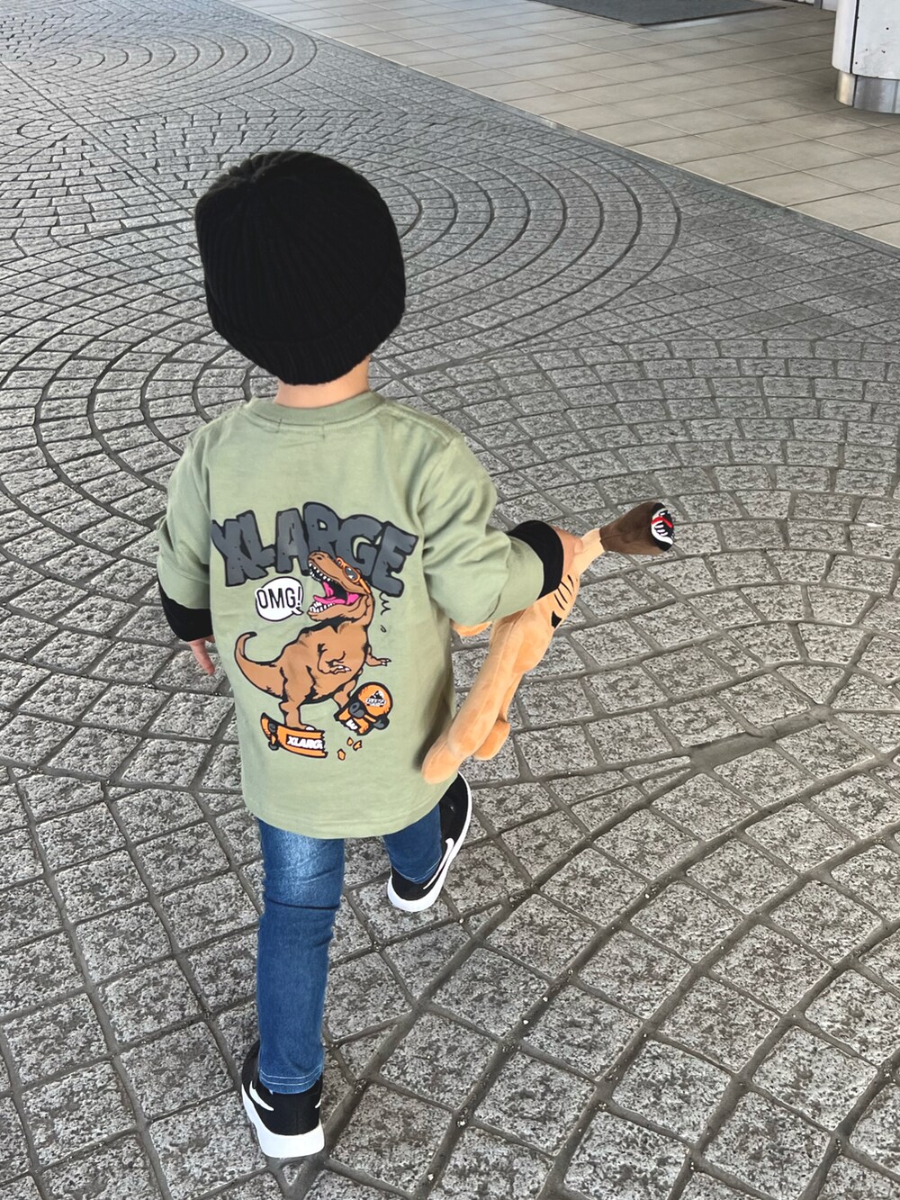 グリーン系のTシャツ/カットソー、ブラック系のニットキャップ/ビーニーを着用したキッズの春コーディネートの2枚目の写真