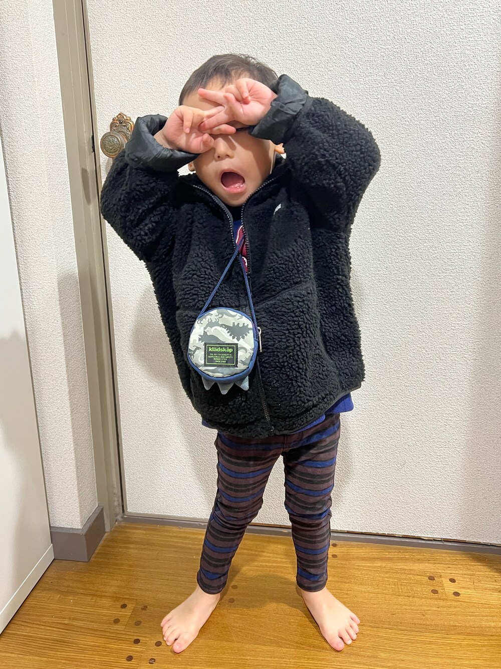 「おとこのこ、3歳8ヶ月、パパとおでかけ」｜「XLARGE KIDSの【もこもこ】ボアフリースジャケット（ブルゾン、ブラック系）」を使った、pooh❁¨̮sukeさん（キッズ・100cm）の冬コーディネートの2枚目の写真
