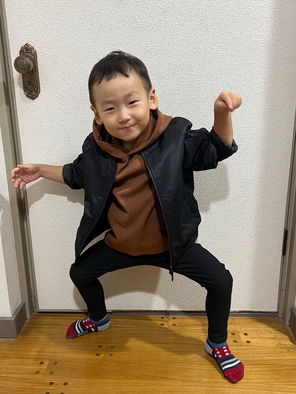 「おとこのこ、3歳7ヶ月、MA-1、恐竜大好き」｜「UNIQLOのアイテム（MA-1、ブラック系）」を使った、pooh❁¨̮sukeさん（キッズ・100cm）の秋コーディネートの4枚目の写真