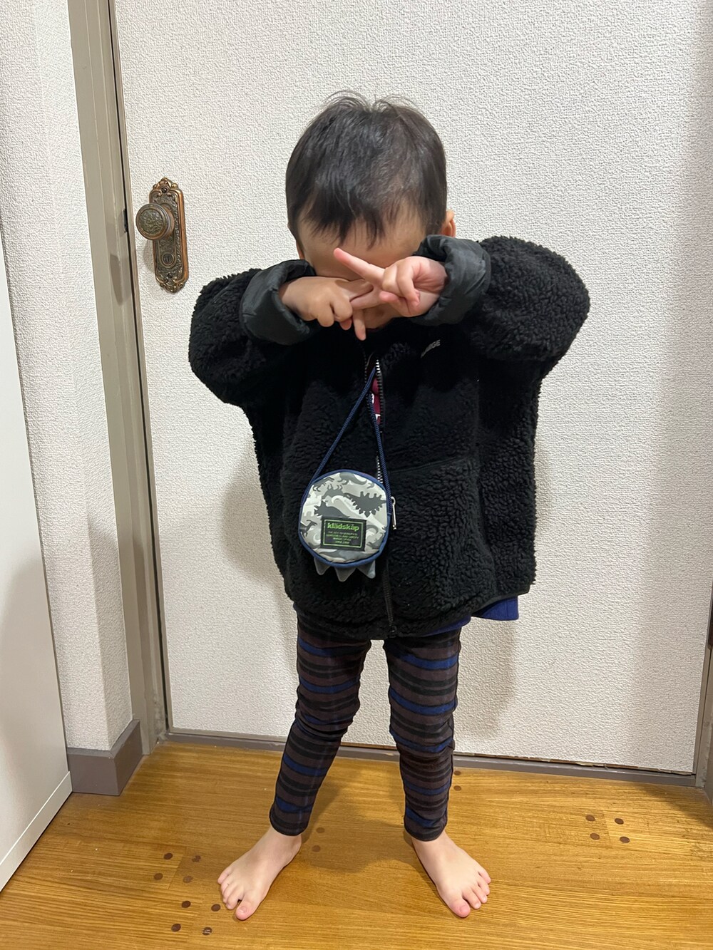 「おとこのこ、3歳8ヶ月、パパとおでかけ」｜「XLARGE KIDSの【もこもこ】ボアフリースジャケット（ブルゾン、ブラック系）」を使った、pooh❁¨̮sukeさん（キッズ・100cm）の冬コーディネートの3枚目の写真
