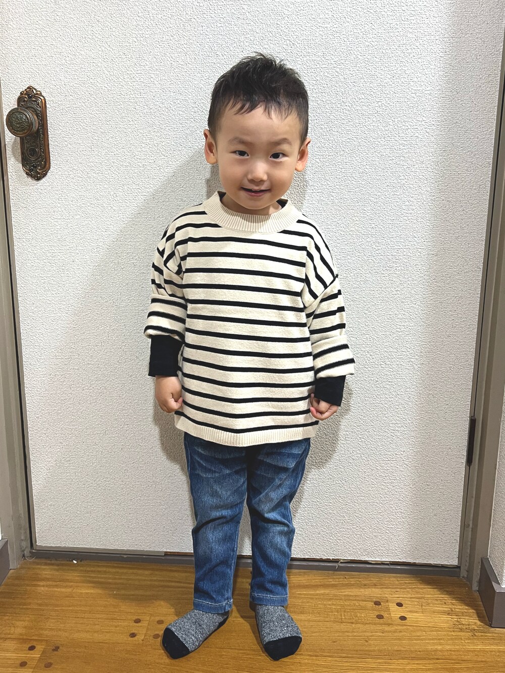「おとこのこ、2歳11ヶ月、お休みコーデ、保育園お休み、ママ＆息子」｜「aimohaの【aimoha-KIDS-】【新作】韓国子供服 ボーダーニット風スウェット（スウェット、ブラック系）」を使った、pooh❁¨̮sukeさん（キッズ・90cm）の春コーディネートの3枚目の写真