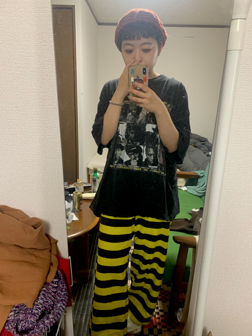 ブラウン系のメガネを着用したレディースの夏コーディネートの2枚目の写真