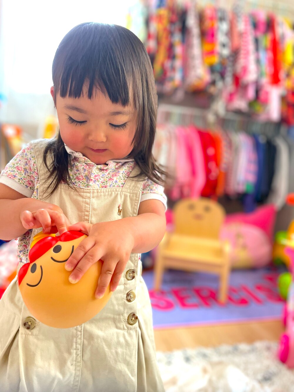 ベージュ系のワンピース/ドレスを着用したキッズの夏コーディネートの3枚目の写真