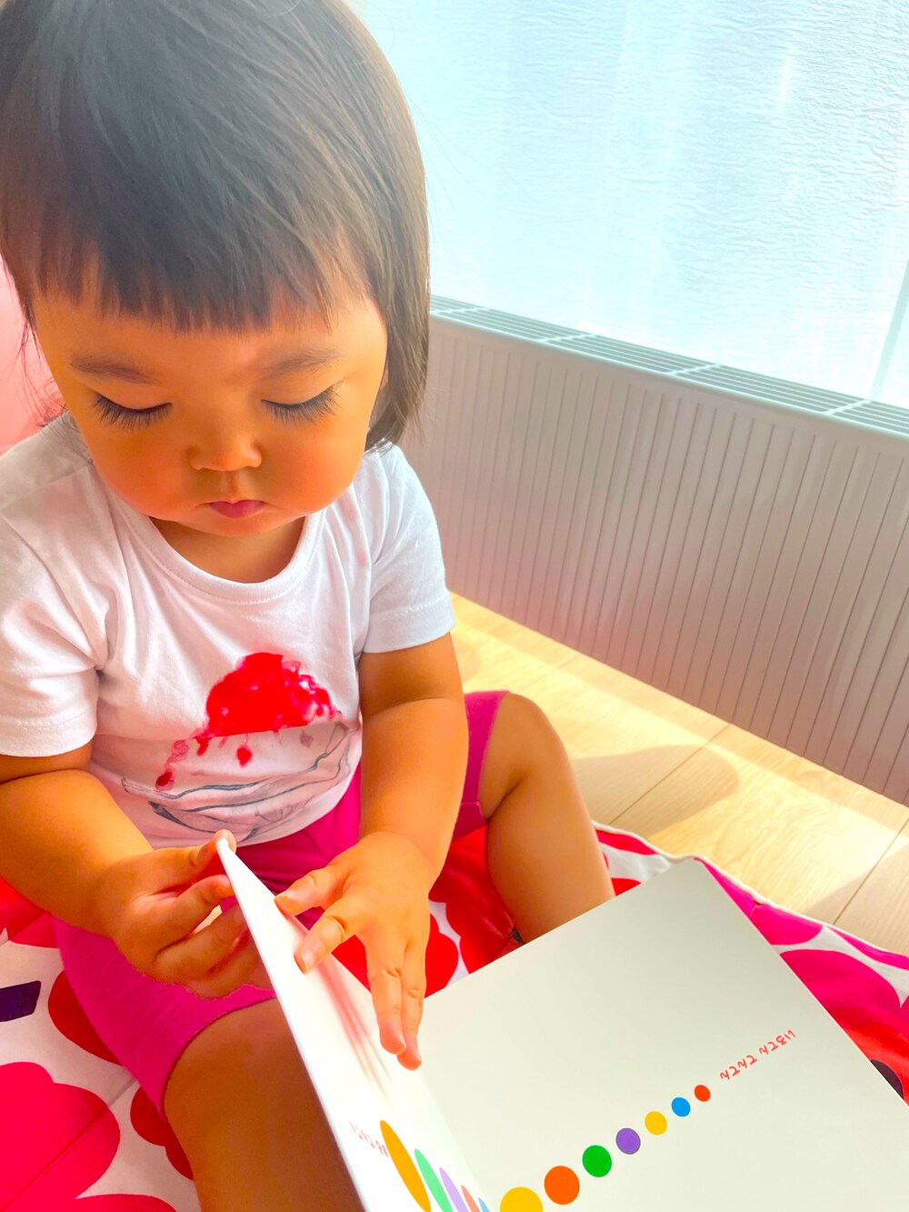 ホワイト系のTシャツ/カットソーを着用したキッズの夏コーディネートの2枚目の写真