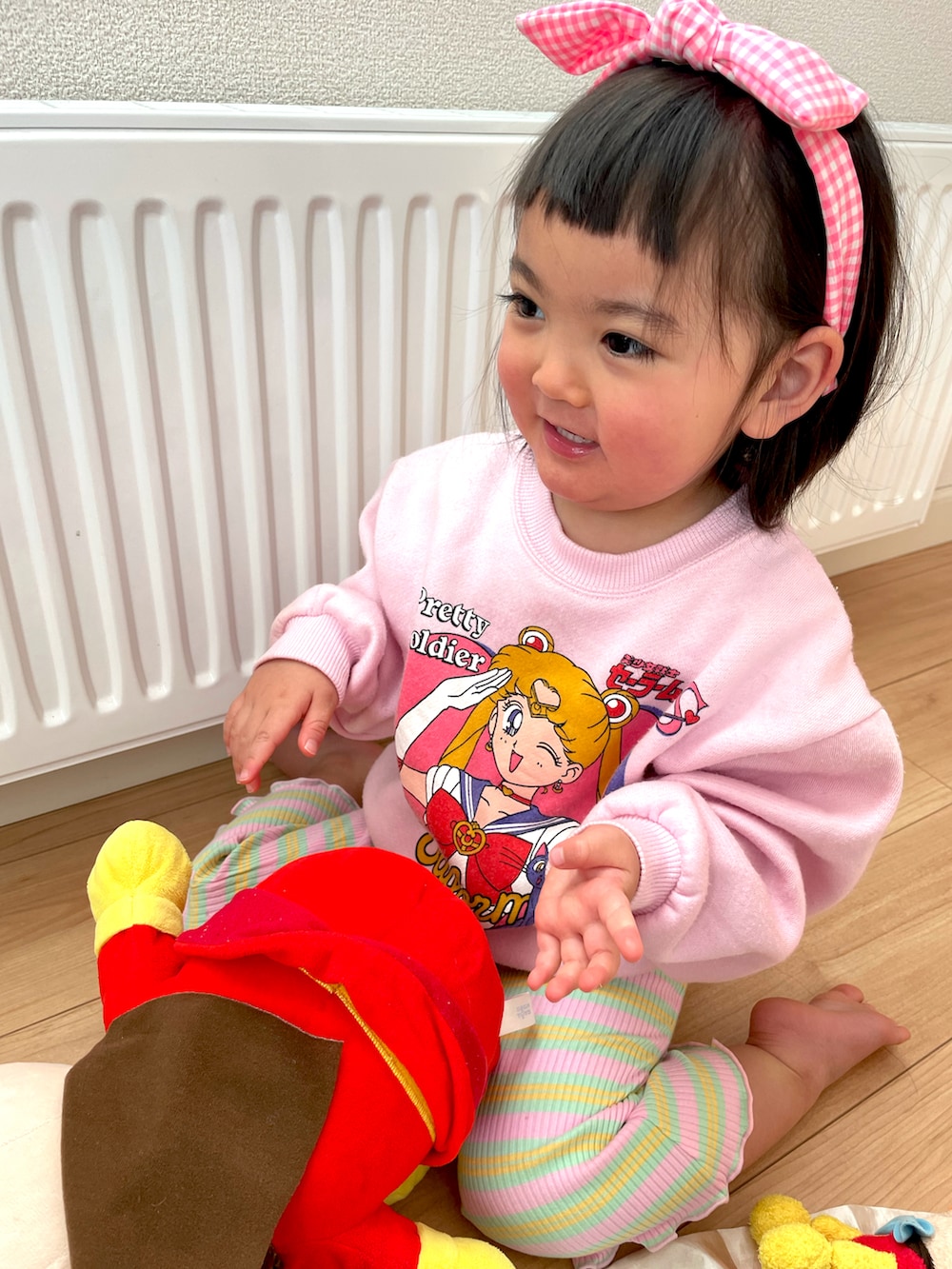 ピンク系のトップスを着用したキッズの冬コーディネートの2枚目の写真