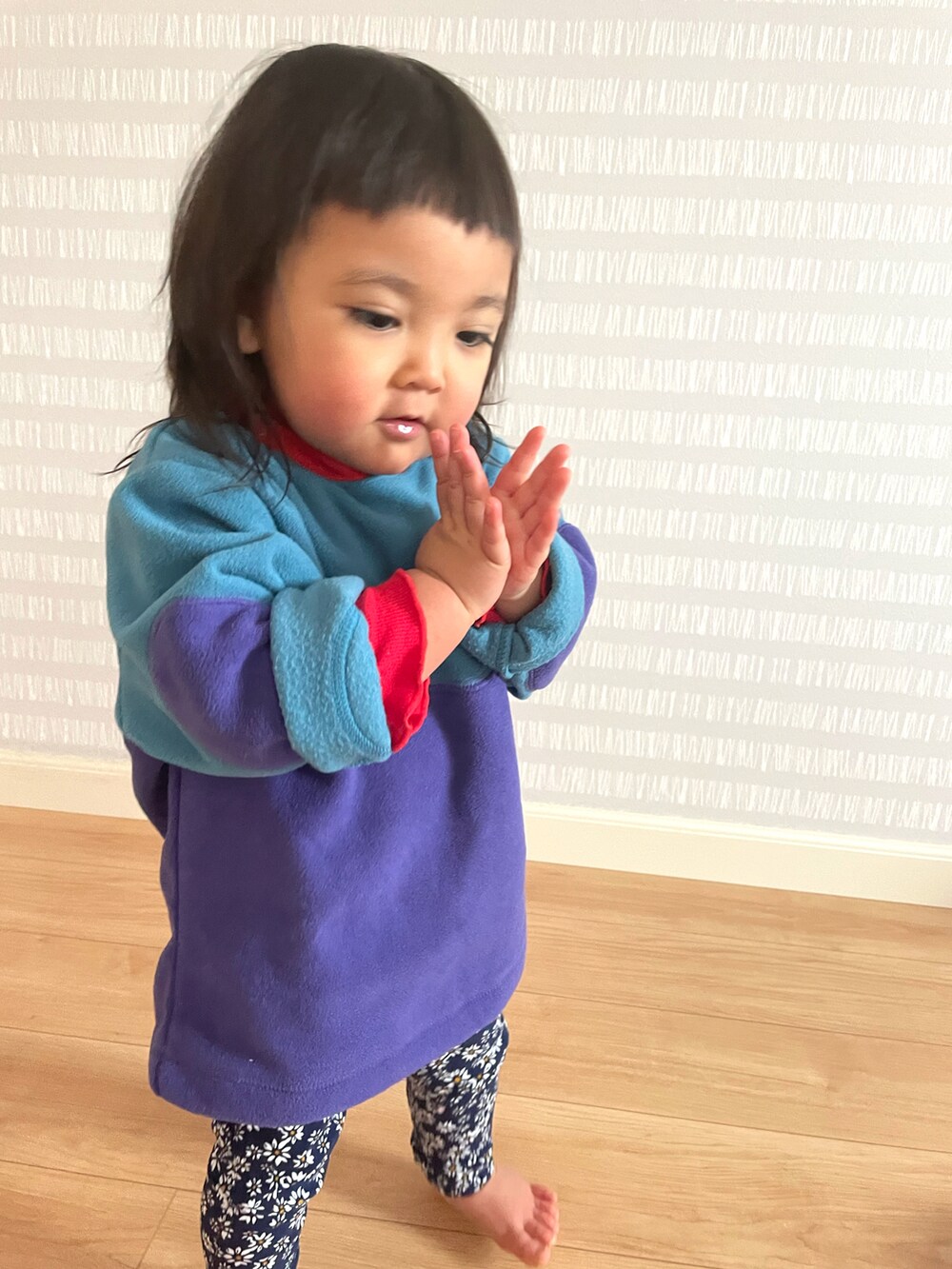 ブルー系のスウェットを着用したキッズの冬コーディネートの2枚目の写真