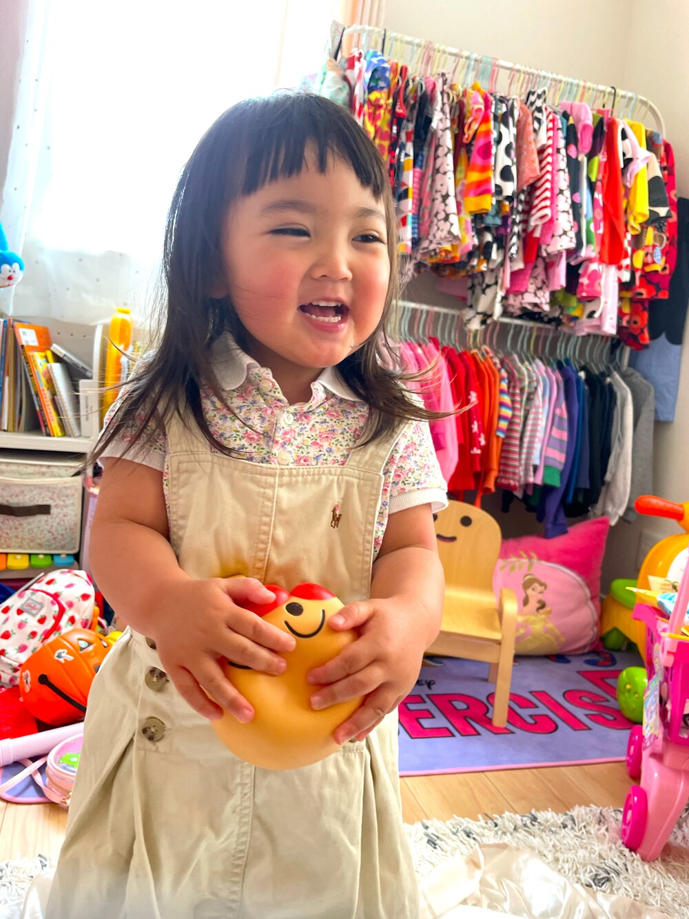 ベージュ系のワンピース/ドレスを着用したキッズの夏コーディネートの2枚目の写真