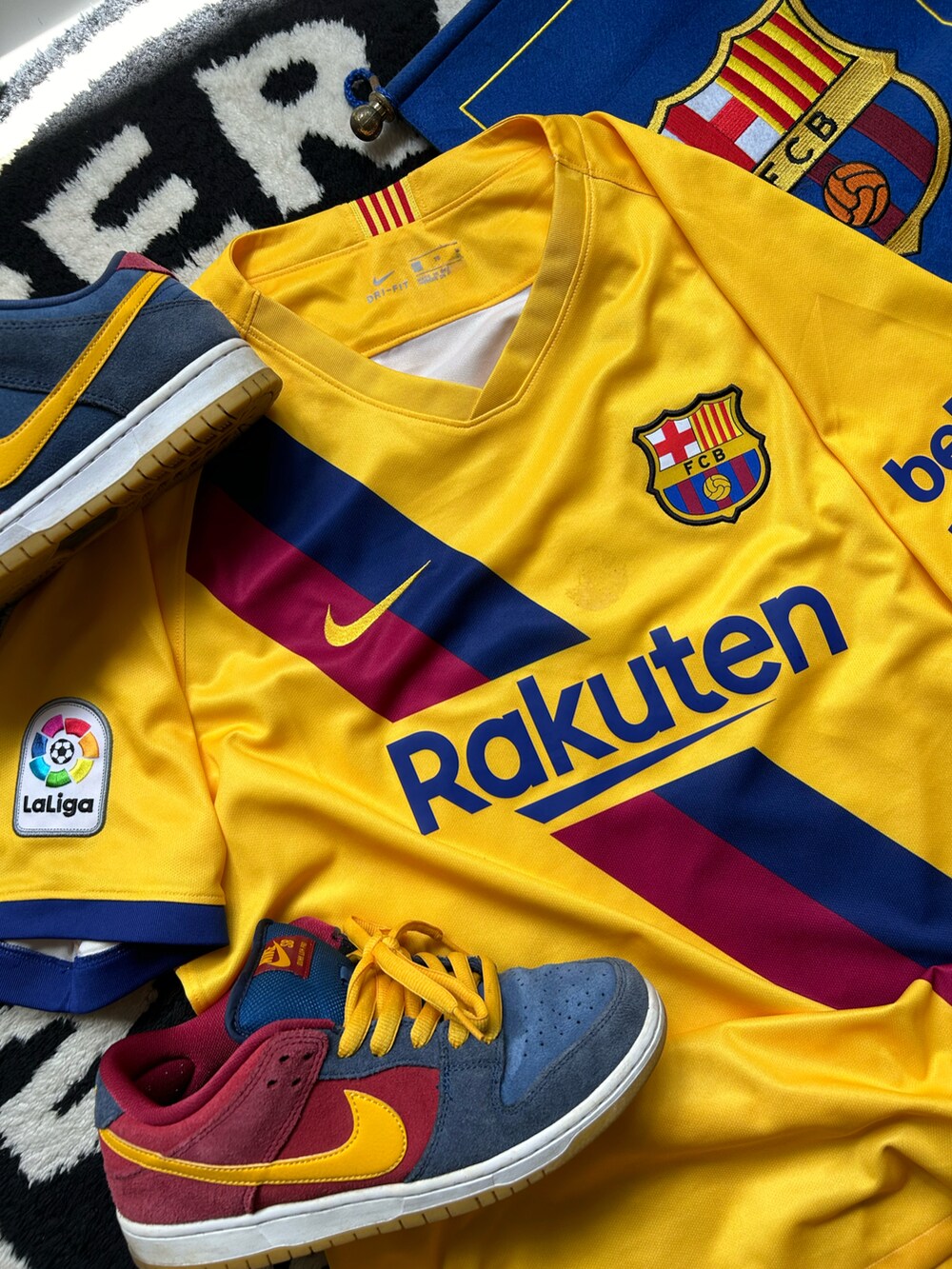 イエロー系のジャージ、その他のスニーカー、ホワイト系のスポーツグッズを着用したメンズの冬コーディネートの4枚目の写真